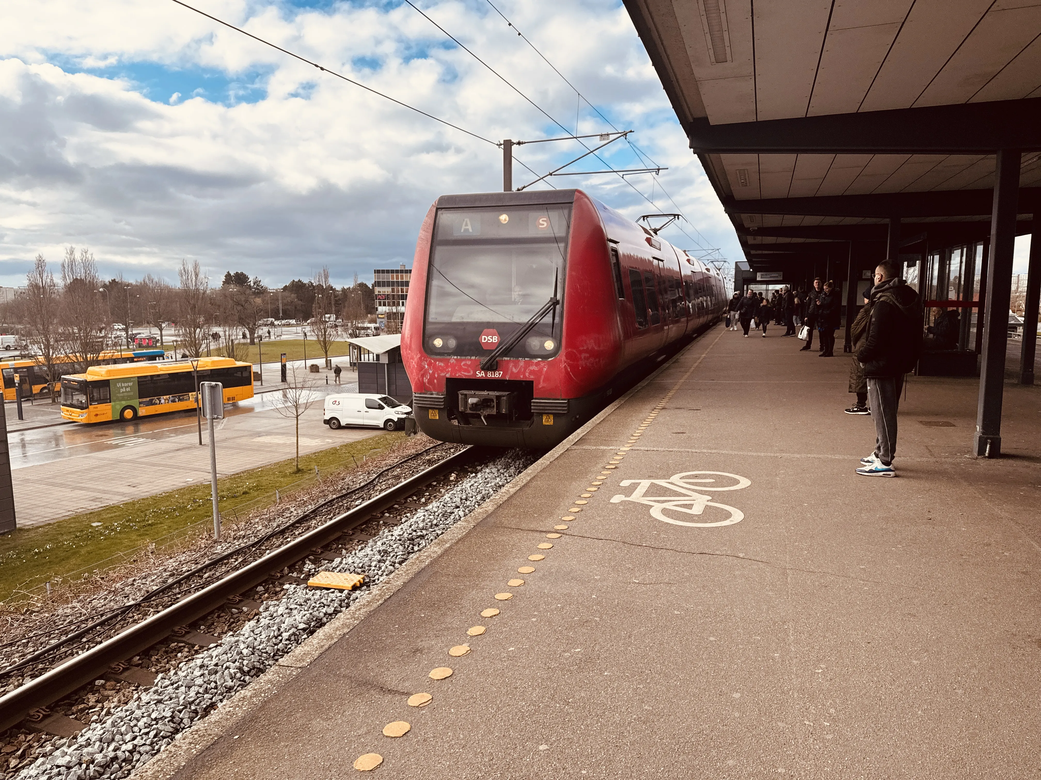 Billede af DSB SA 8187 fotograferet ud for Friheden S-togstrinbræt. Billede af DSB SA 8187 fotograferet ud for Friheden S-togstrinbræt.