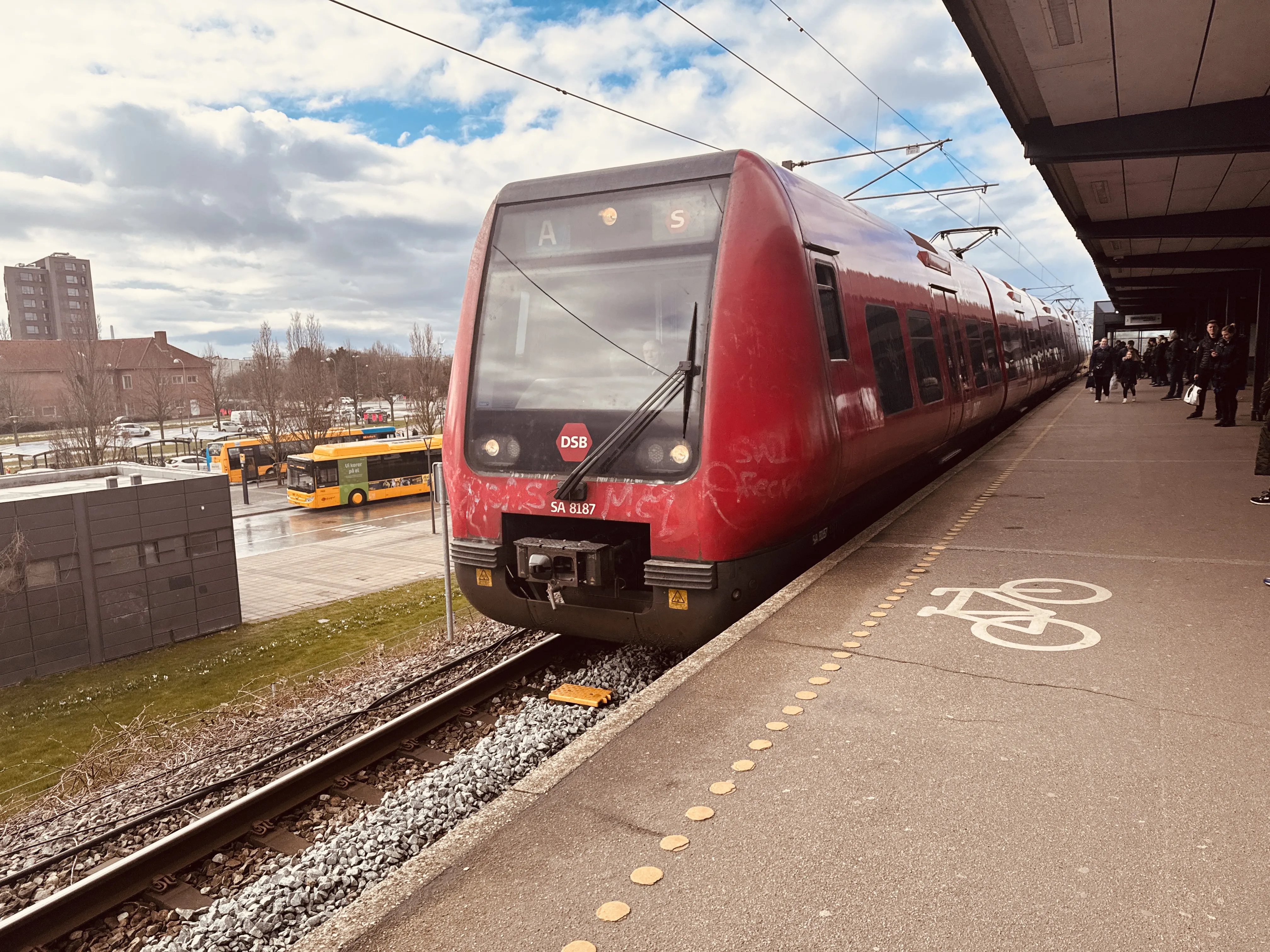 Billede af DSB SA 8187 fotograferet ud for Friheden S-togstrinbræt. Billede af DSB SA 8187 fotograferet ud for Friheden S-togstrinbræt.