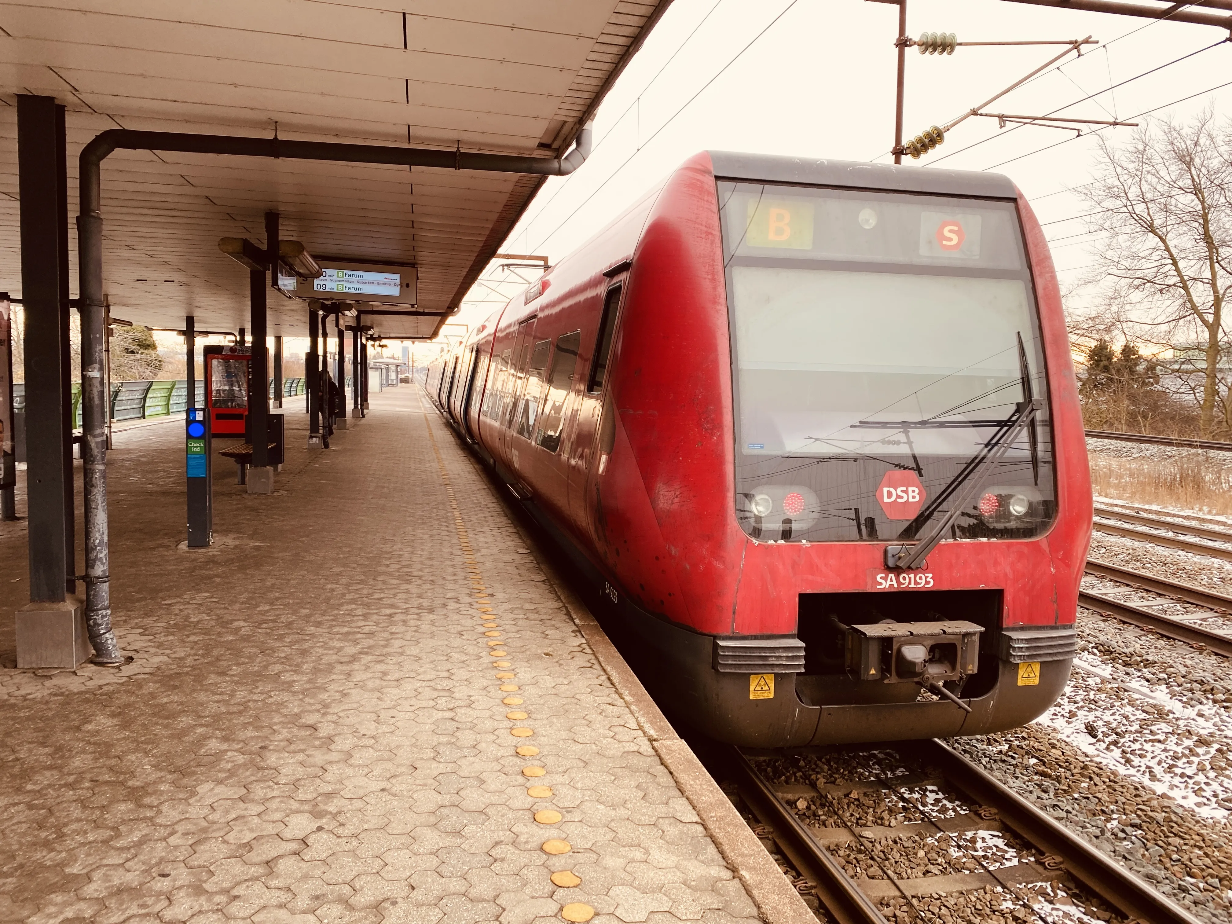 Billede af DSB SA 8193 fotograferet ud for Hvidovre Nær S-togstrinbræt. Billede af DSB SA 8193 fotograferet ud for Hvidovre Nær S-togstrinbræt.