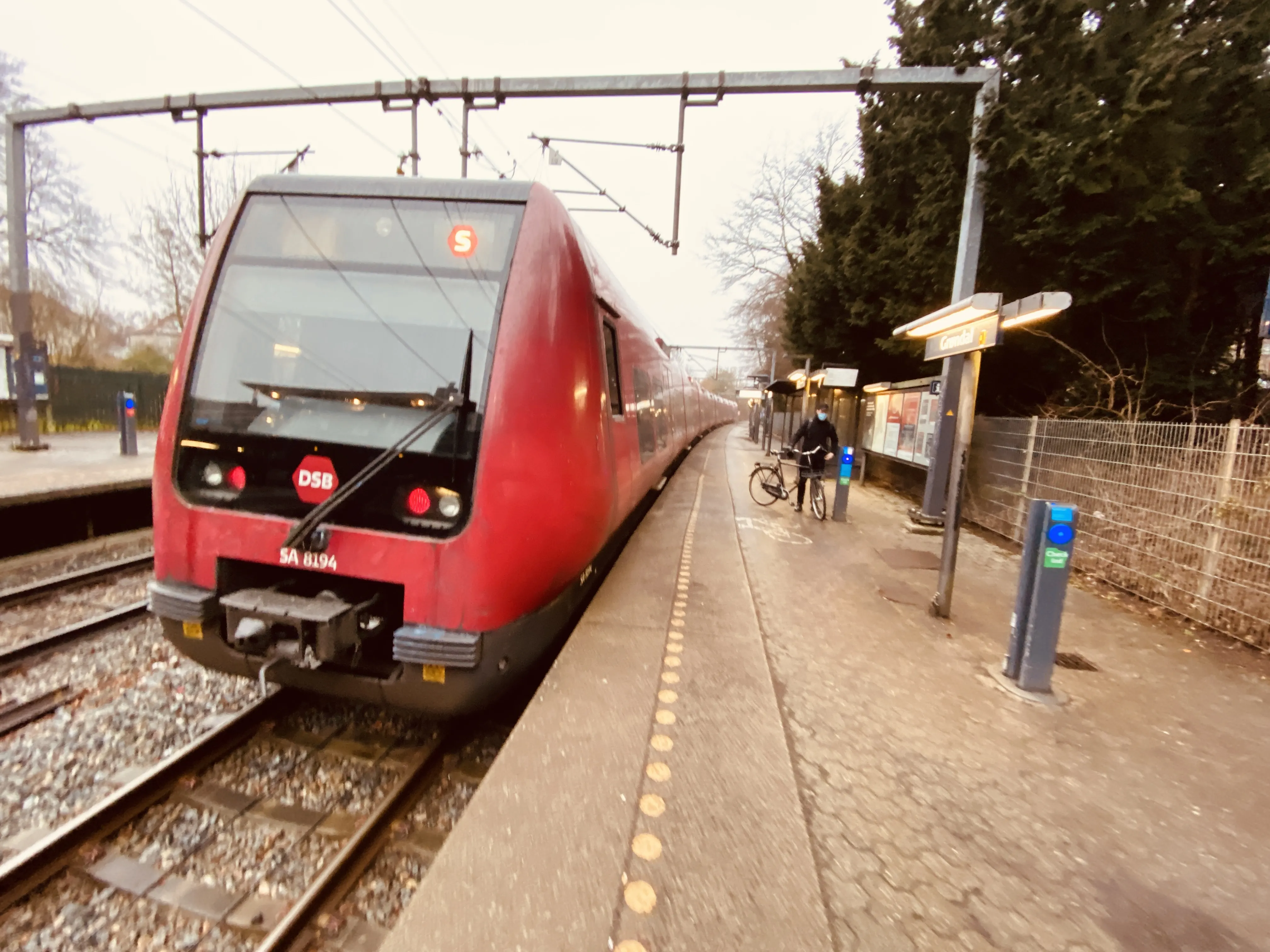Billede af DSB SA 8194 fotograferet ud for Grøndal S-togstrinbræt. Billede af DSB SA 8194 fotograferet ud for Grøndal S-togstrinbræt.