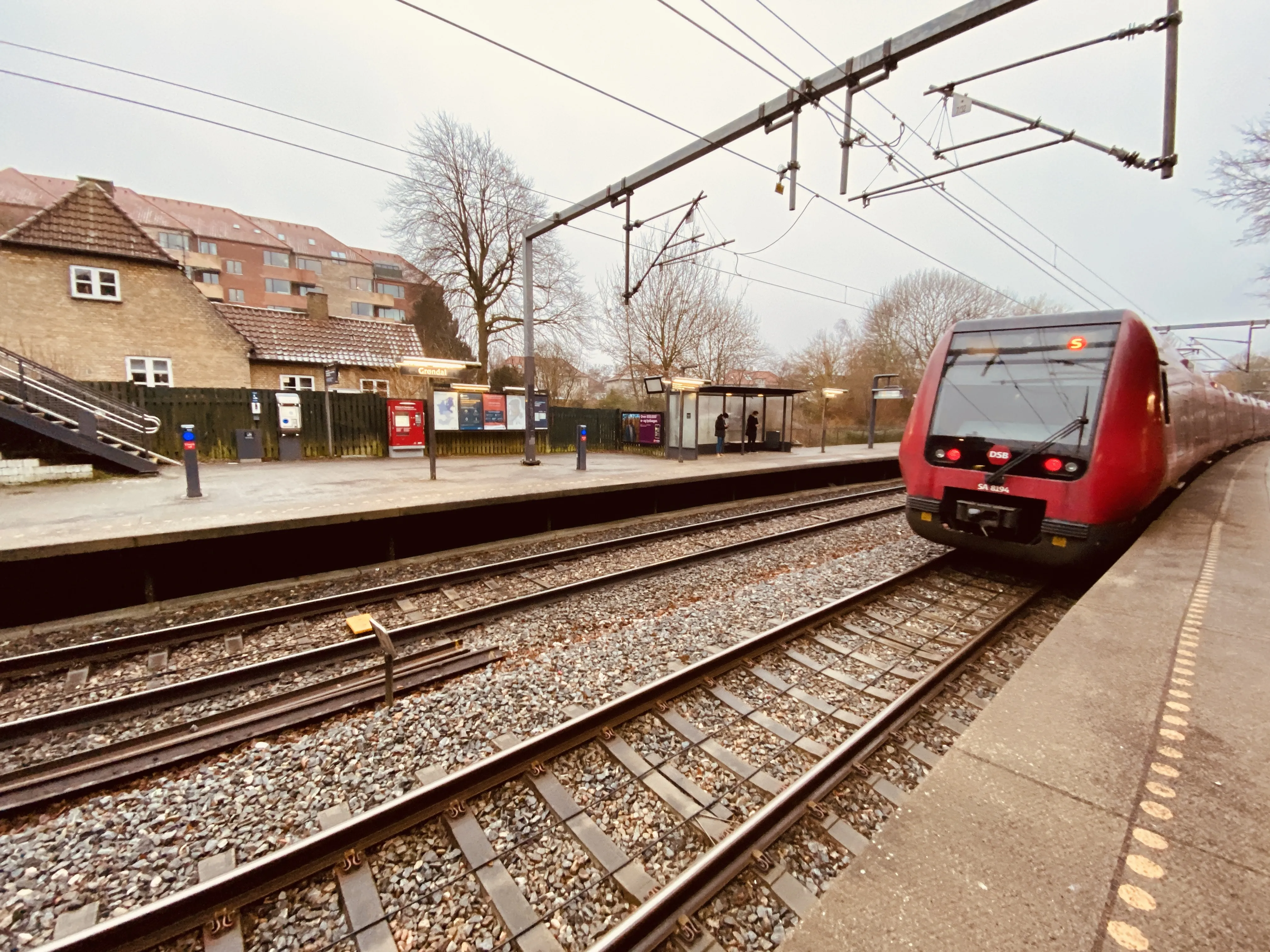 Billede af DSB SA 8194 fotograferet ud for Grøndal S-togstrinbræt. Billede af DSB SA 8194 fotograferet ud for Grøndal S-togstrinbræt.