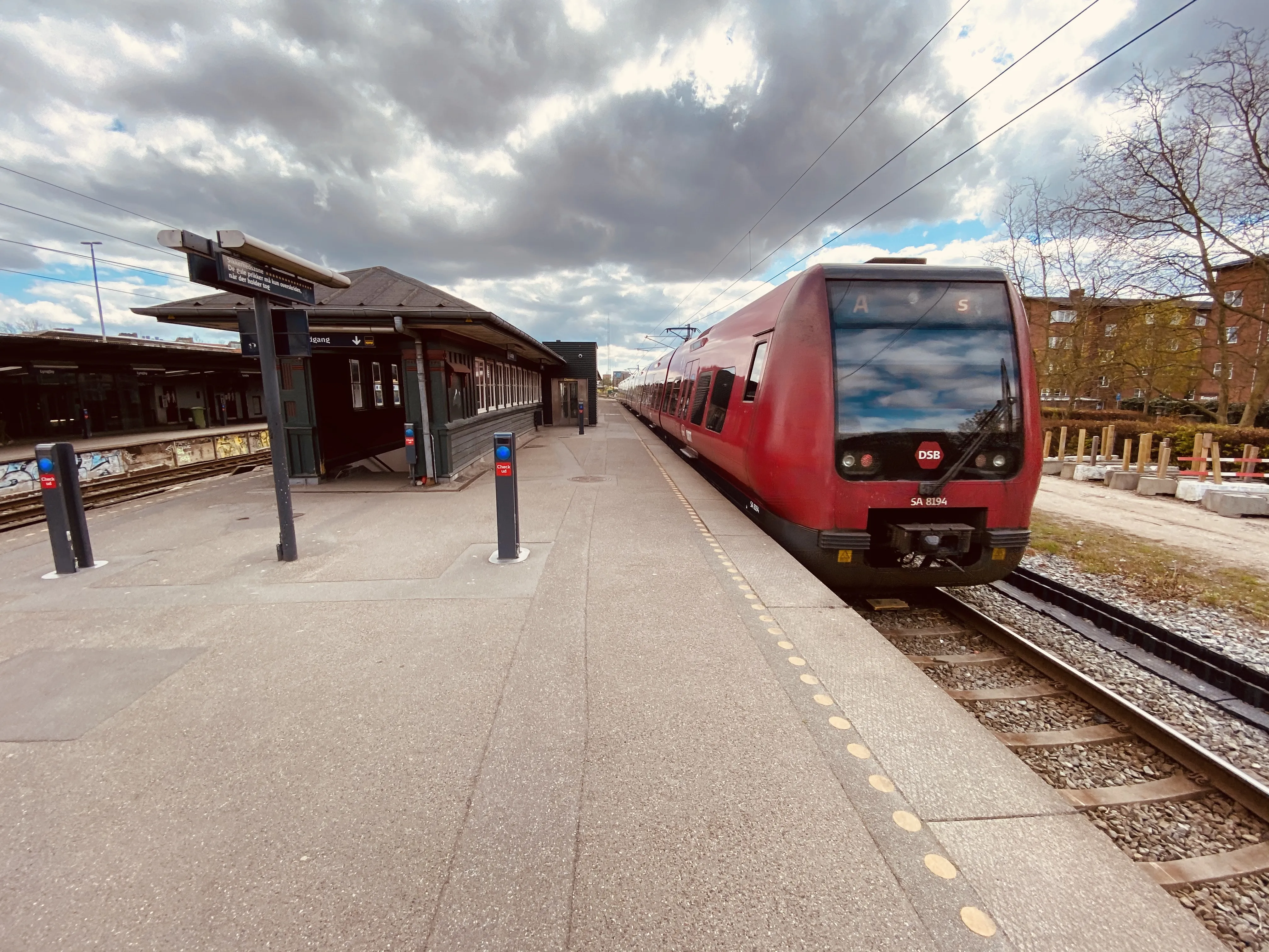 Billede af DSB SA 8194 fotograferet ud for Lyngby Station. Billede af DSB SA 8194 fotograferet ud for Lyngby Station.