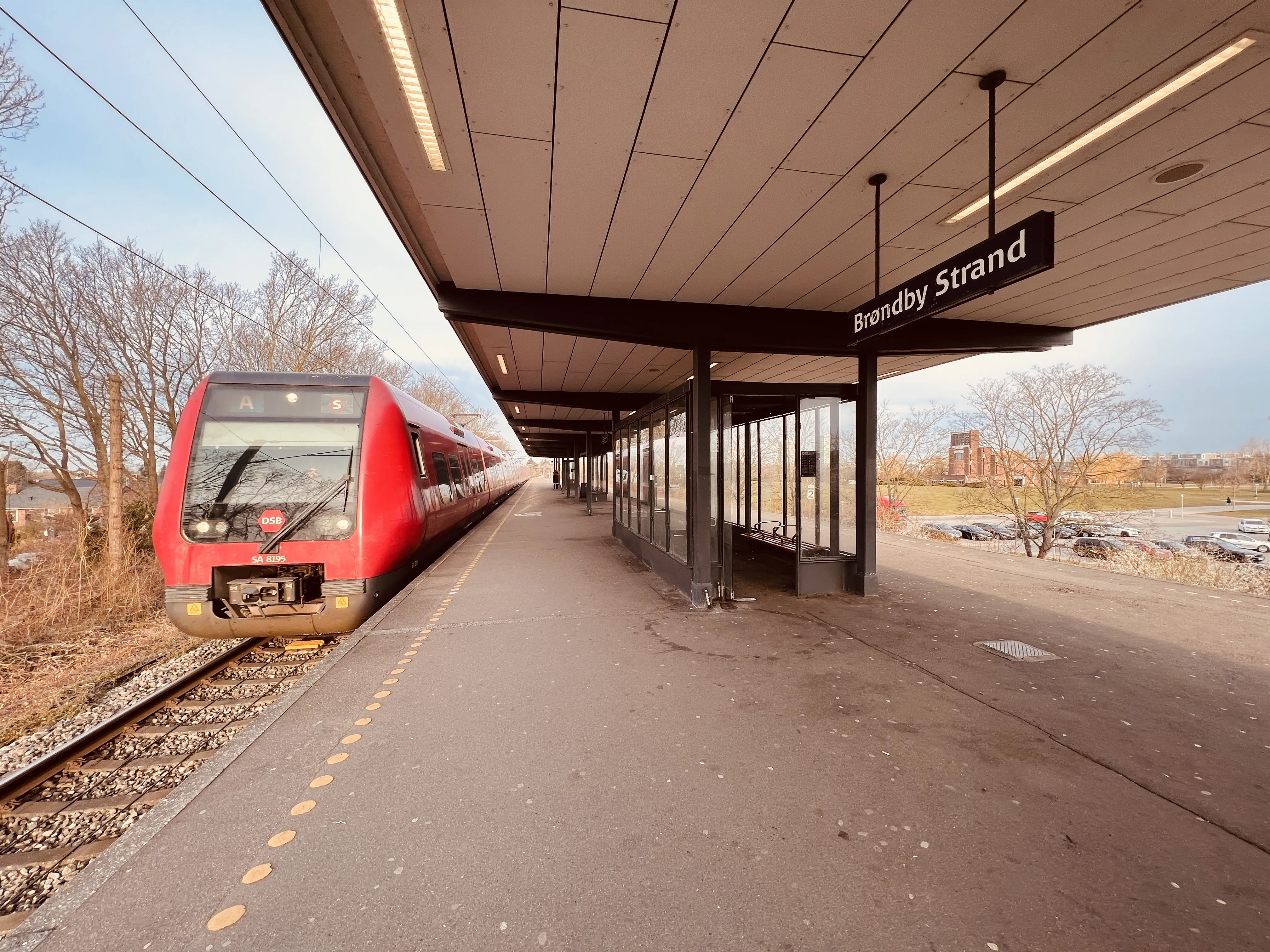 Billede af DSB SA 8195 fotograferet ud for Brøndby Strand S-togstrinbræt. Billede af DSB SA 8195 fotograferet ud for Brøndby Strand S-togstrinbræt.