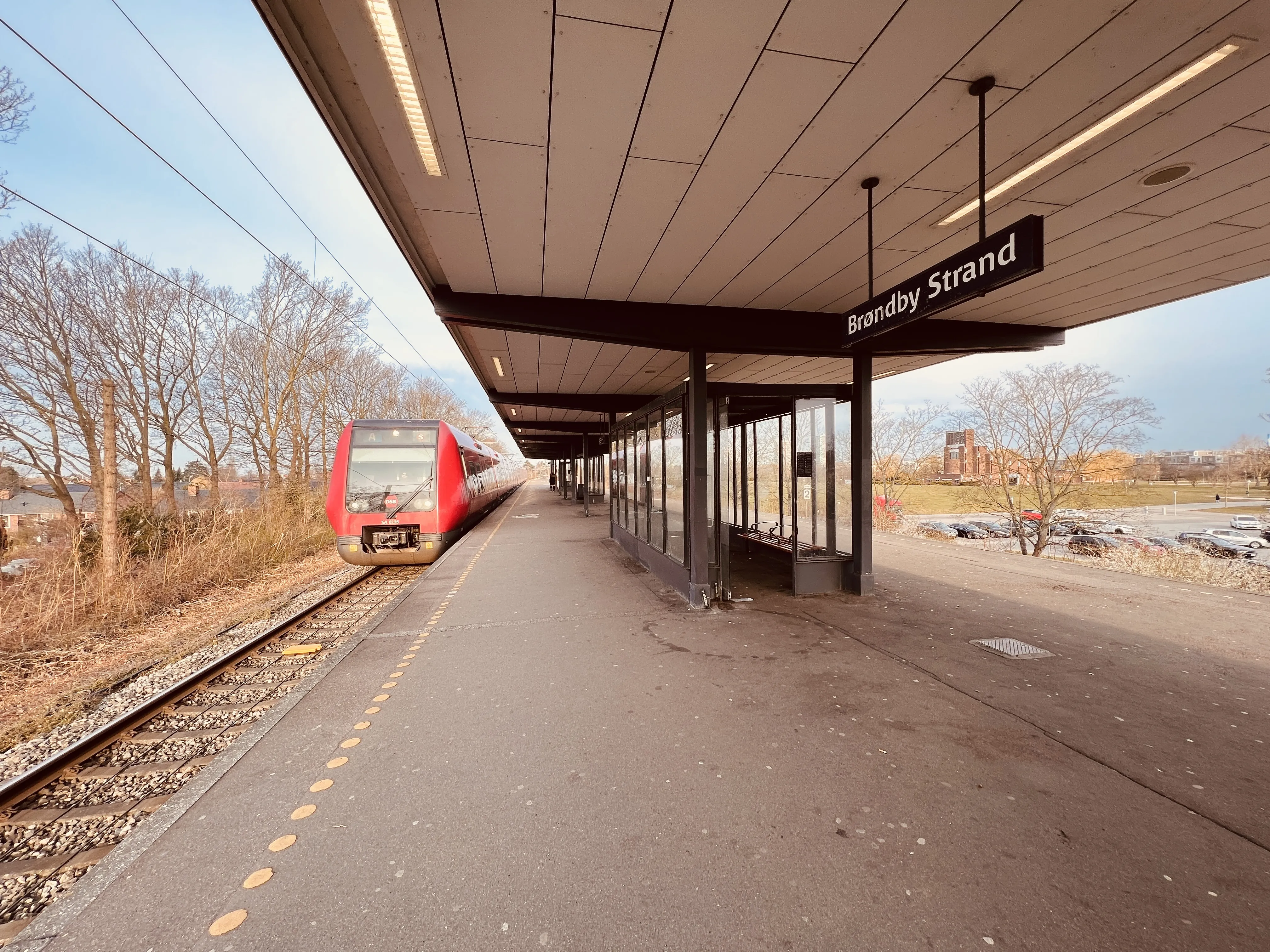 Billede af DSB SA 8195 fotograferet ud for Brøndby Strand S-togstrinbræt. Billede af DSB SA 8195 fotograferet ud for Brøndby Strand S-togstrinbræt.