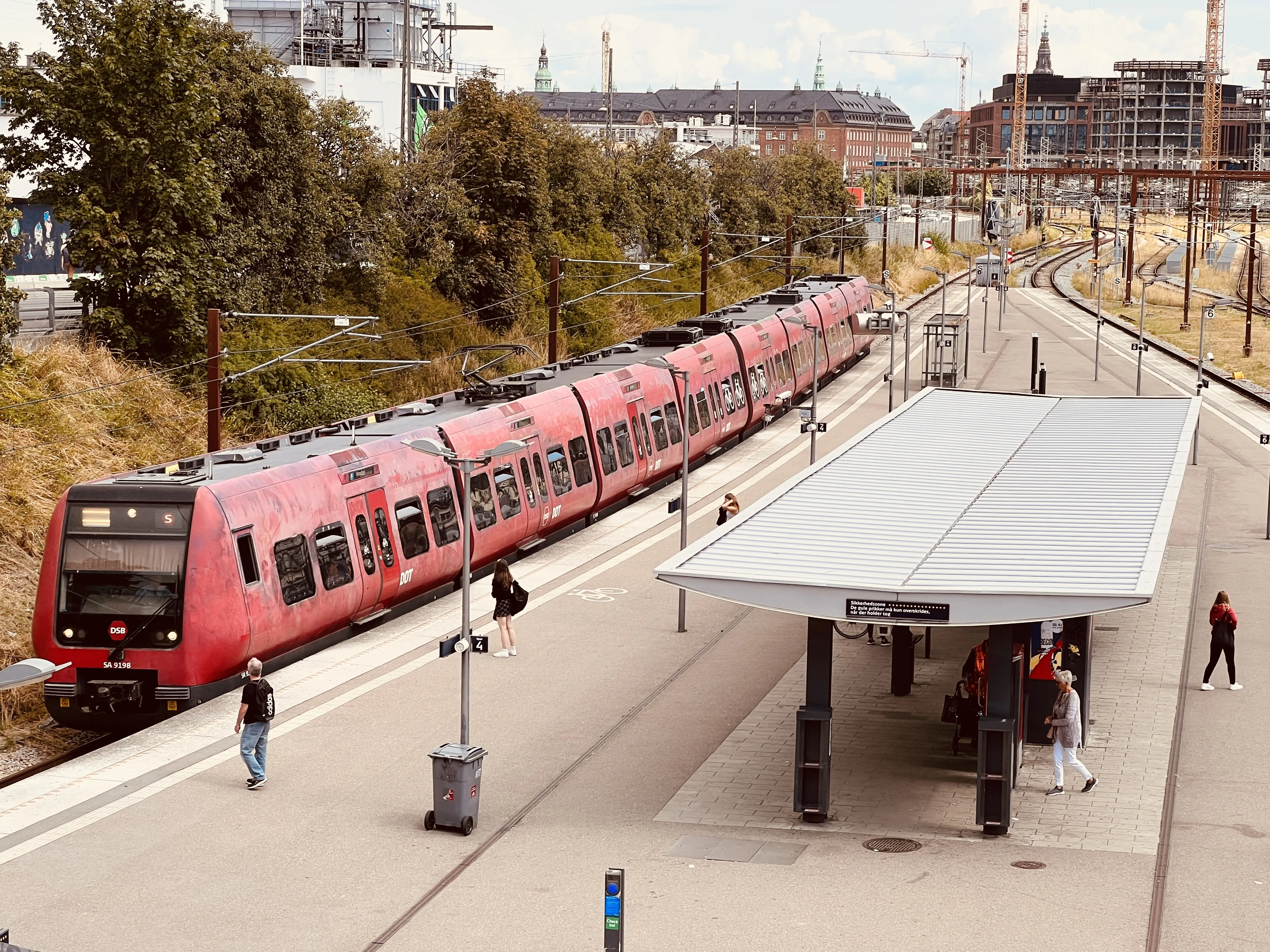 Billede af DSB SA 8198 fotograferet ud for Dybbølsbro S-togstrinbræt. Billede af DSB SA 8198 fotograferet ud for Dybbølsbro S-togstrinbræt.