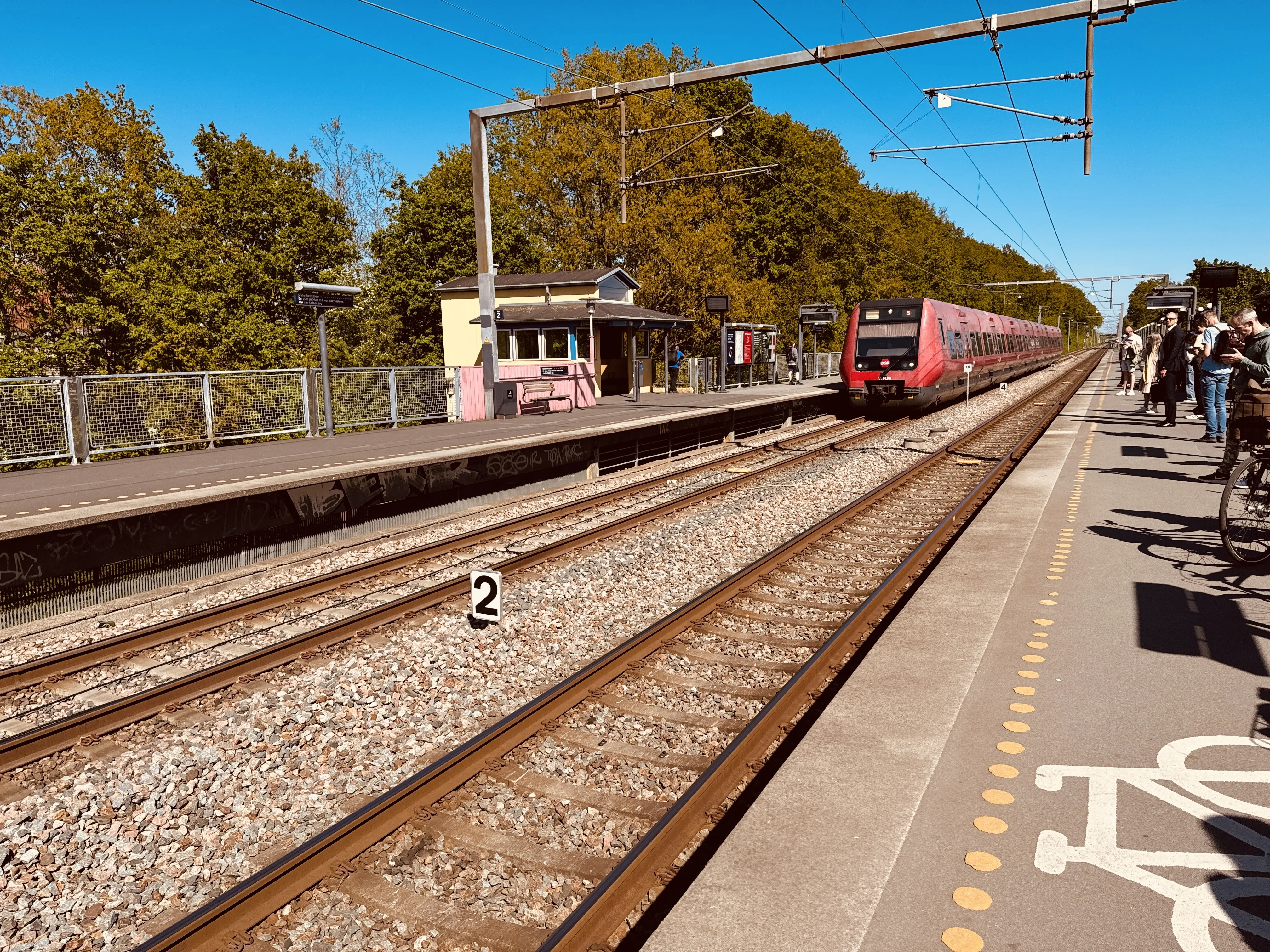 Billede af DSB SA 8198 fotograferet ud for Malmparken S-togstrinbræt. Billede af DSB SA 8198 fotograferet ud for Malmparken S-togstrinbræt.