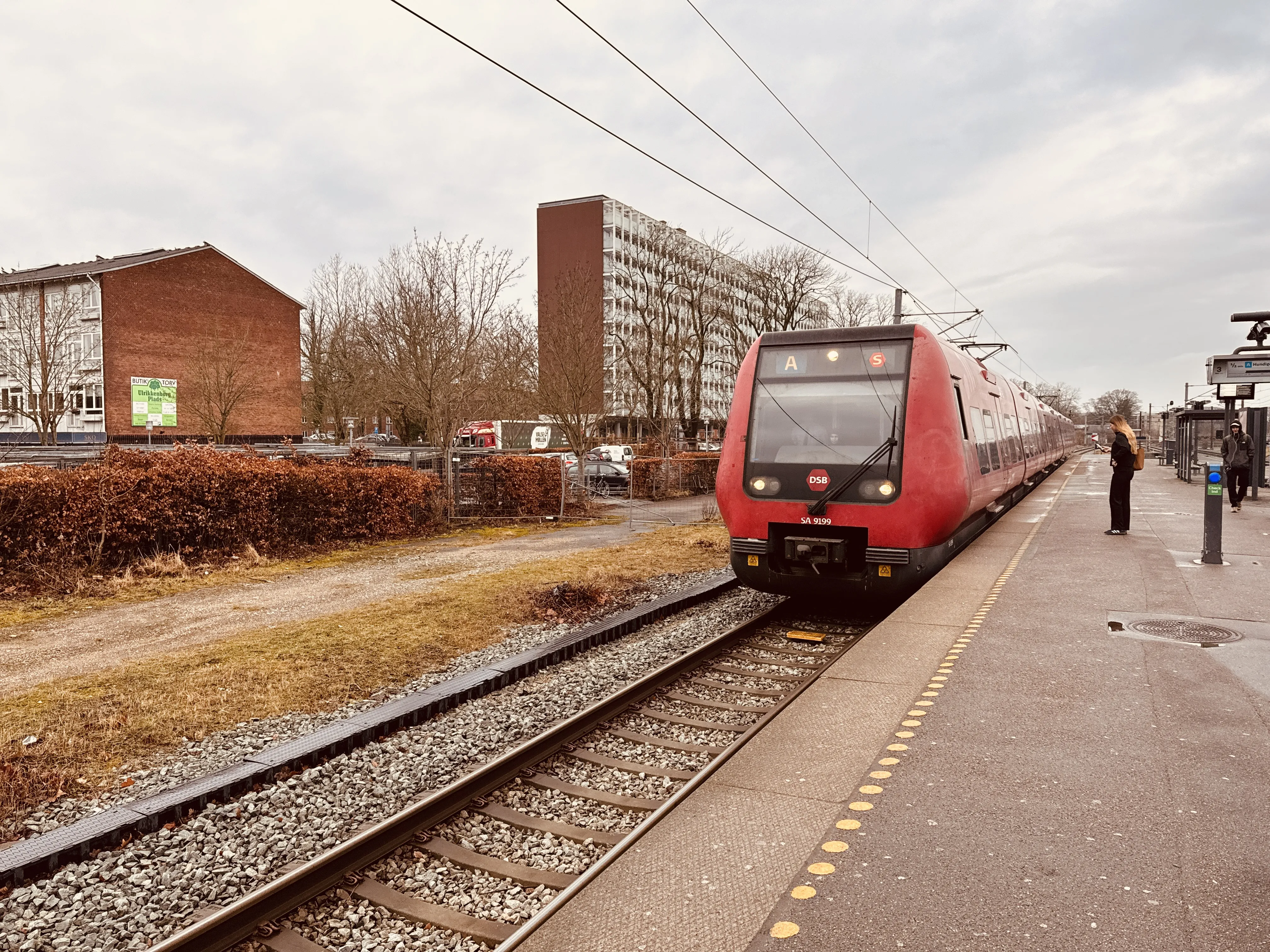 Billede af DSB SA 8199 fotograferet ud for Lyngby Station. Billede af DSB SA 8199 fotograferet ud for Lyngby Station.