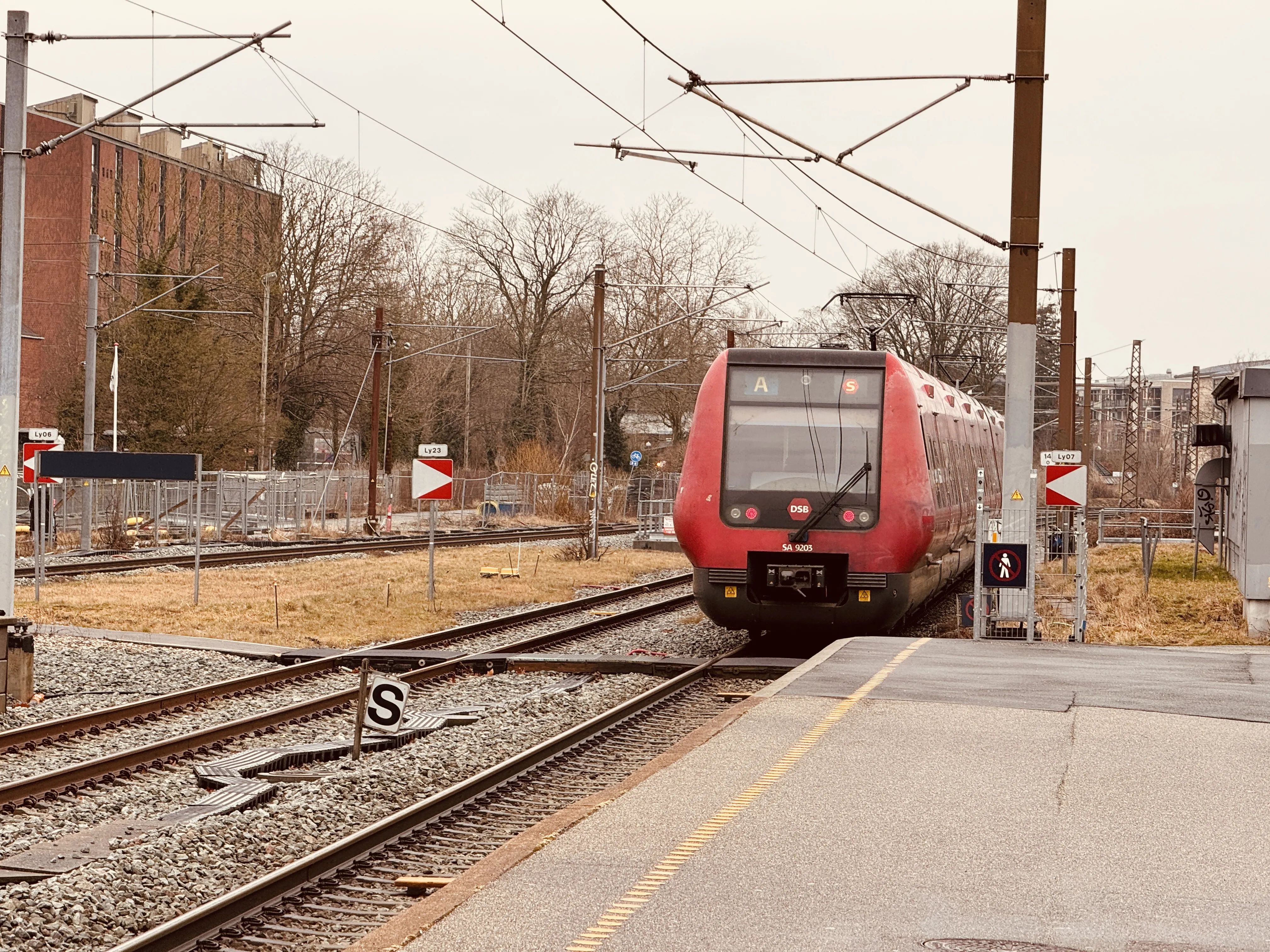 Billede af DSB SA 8203 fotograferet ud for Lyngby Station. Billede af DSB SA 8203 fotograferet ud for Lyngby Station.