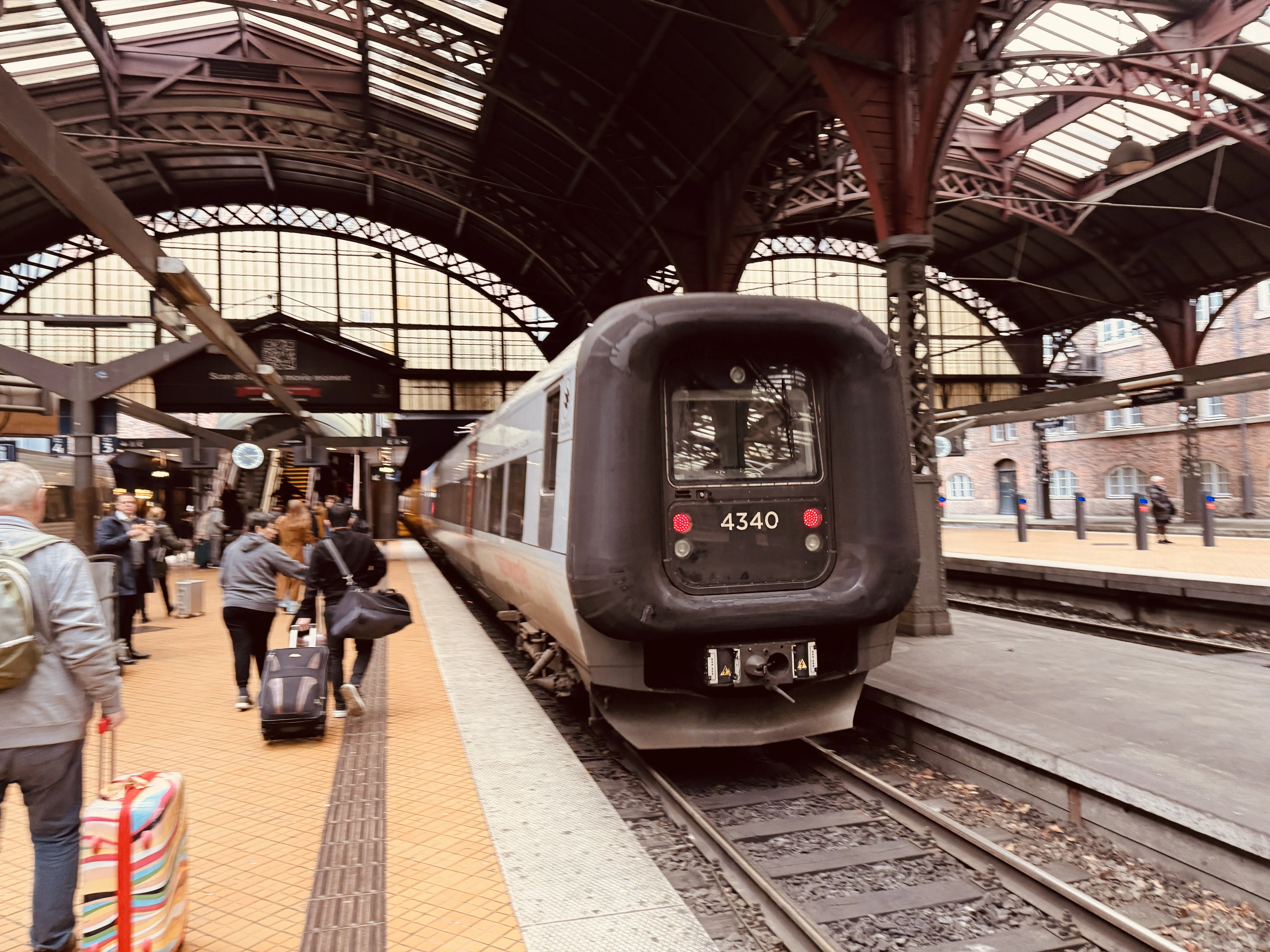 Billede af DSB ET 4340 fotograferet ud for København Hovedbanegård. Billede af DSB ET 4340 fotograferet ud for København Hovedbanegård.