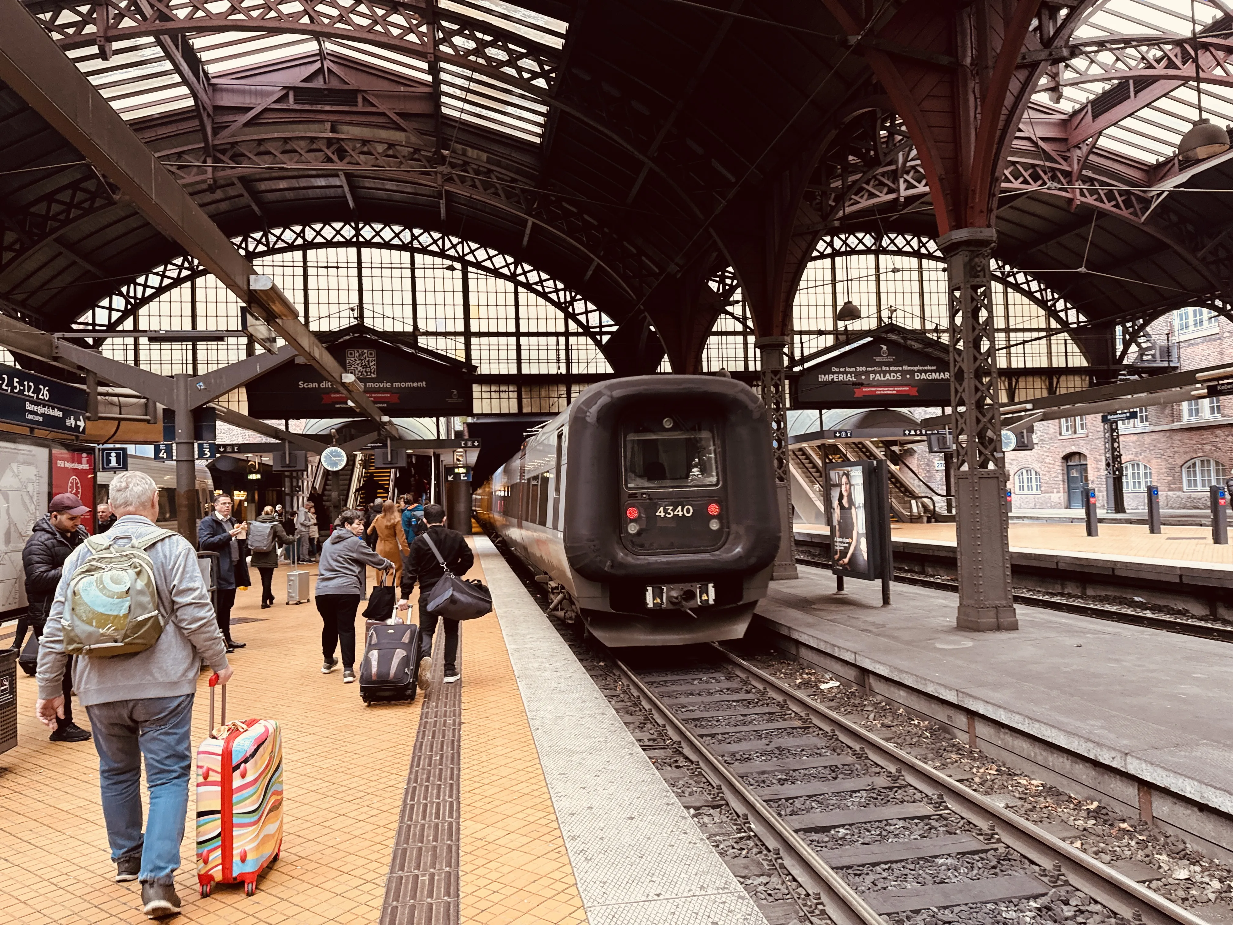 Billede af DSB ET 4340 fotograferet ud for København Hovedbanegård. Billede af DSB ET 4340 fotograferet ud for København Hovedbanegård.