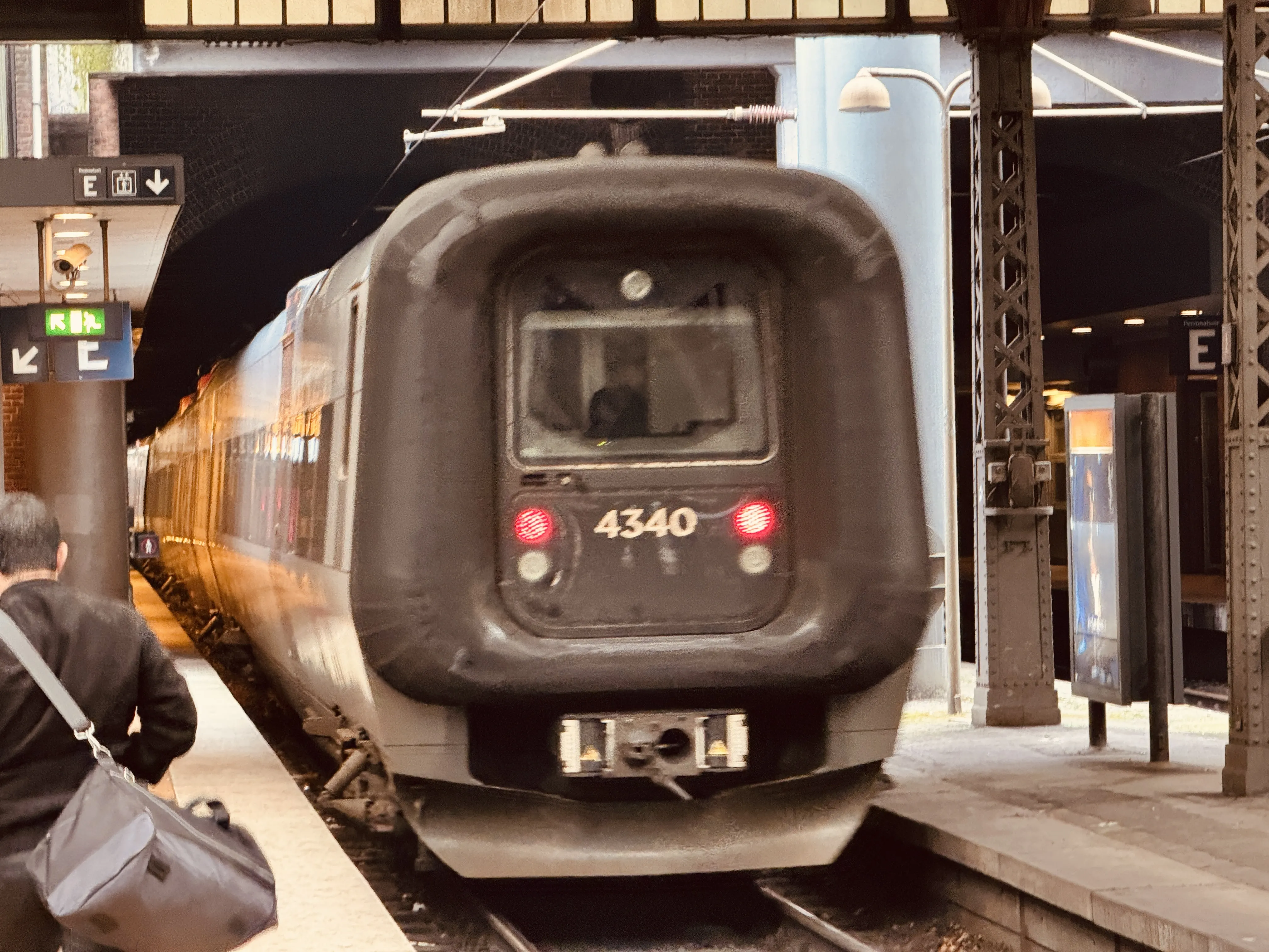 Billede af DSB ET 4340 fotograferet ud for København Hovedbanegård. Billede af DSB ET 4340 fotograferet ud for København Hovedbanegård.