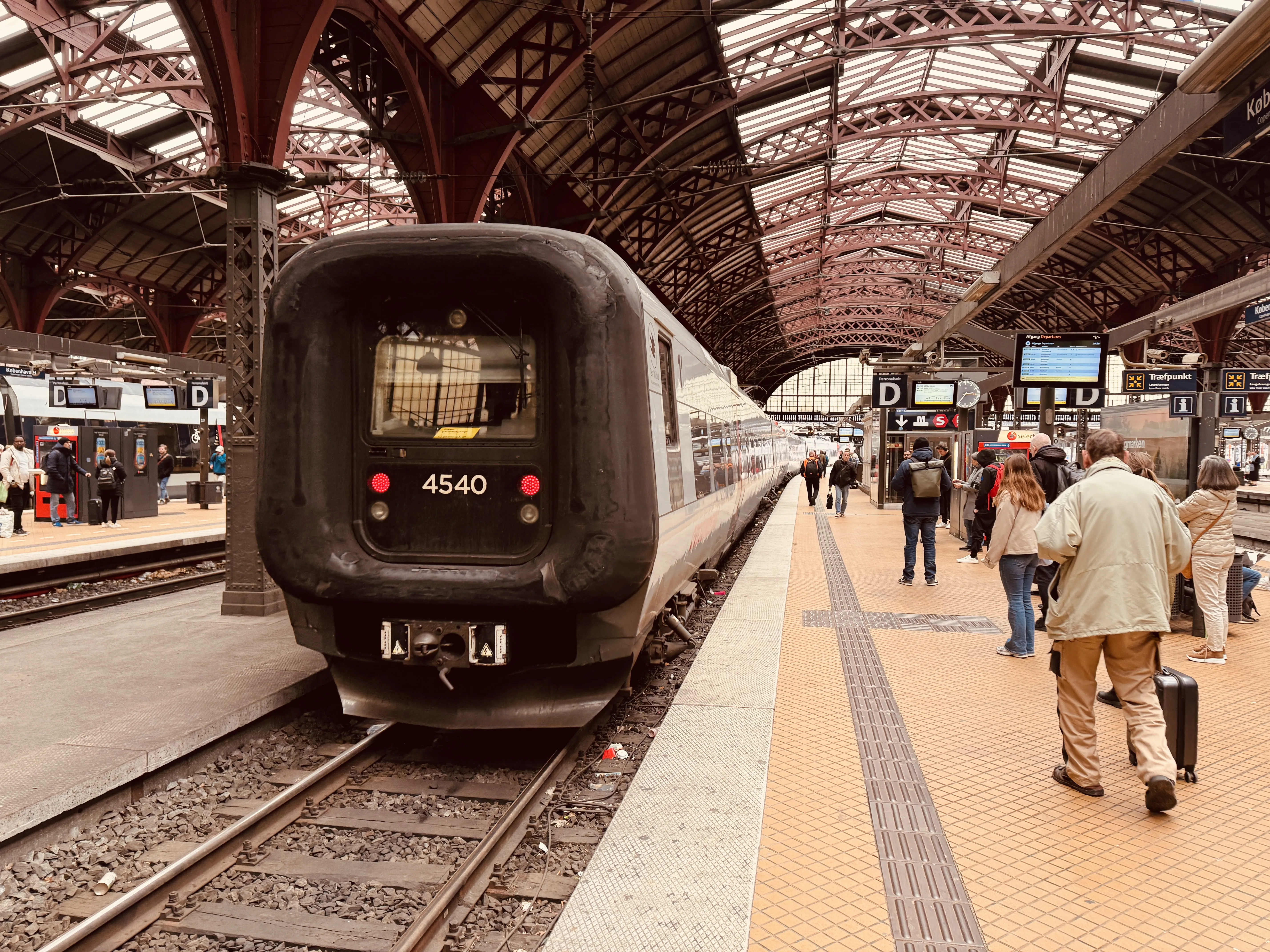 Billede af DSB ET 4340 fotograferet ud for København Hovedbanegård. Billede af DSB ET 4340 fotograferet ud for København Hovedbanegård.