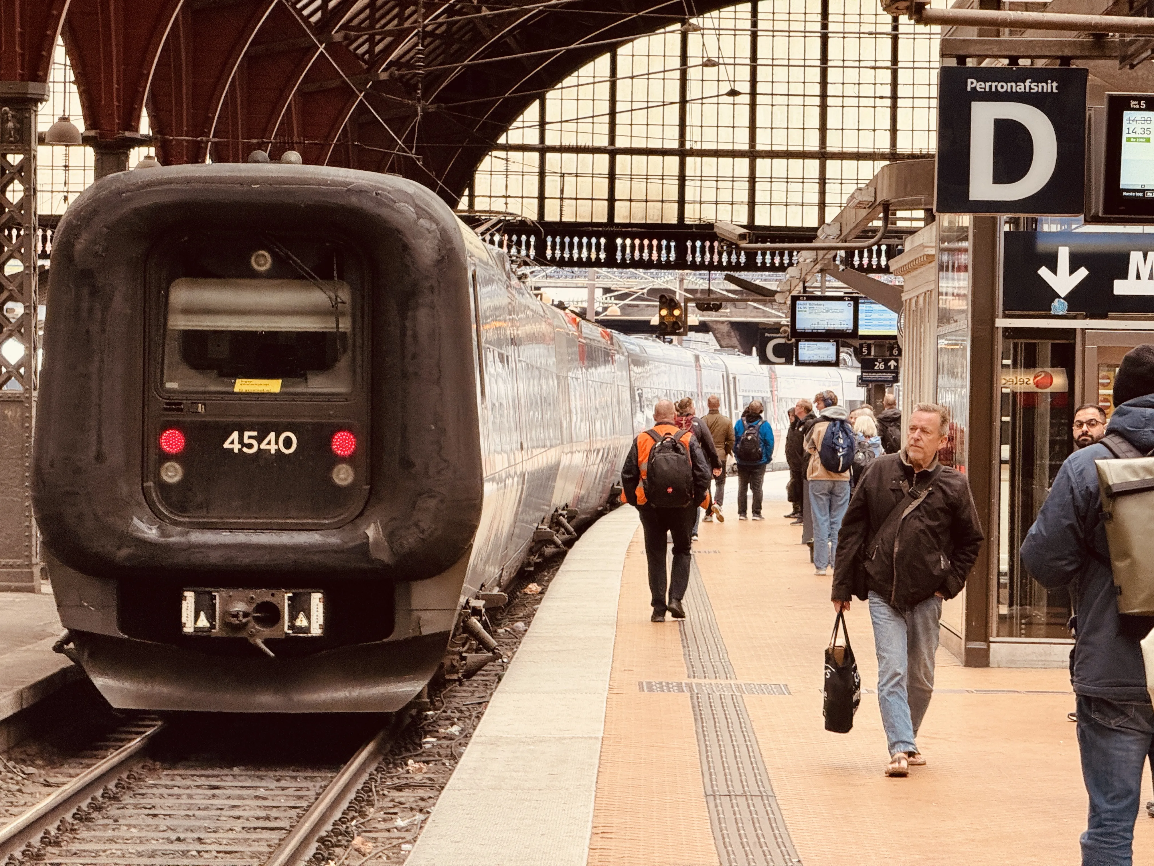 Billede af DSB ET 4340 fotograferet ud for København Hovedbanegård. Billede af DSB ET 4340 fotograferet ud for København Hovedbanegård.