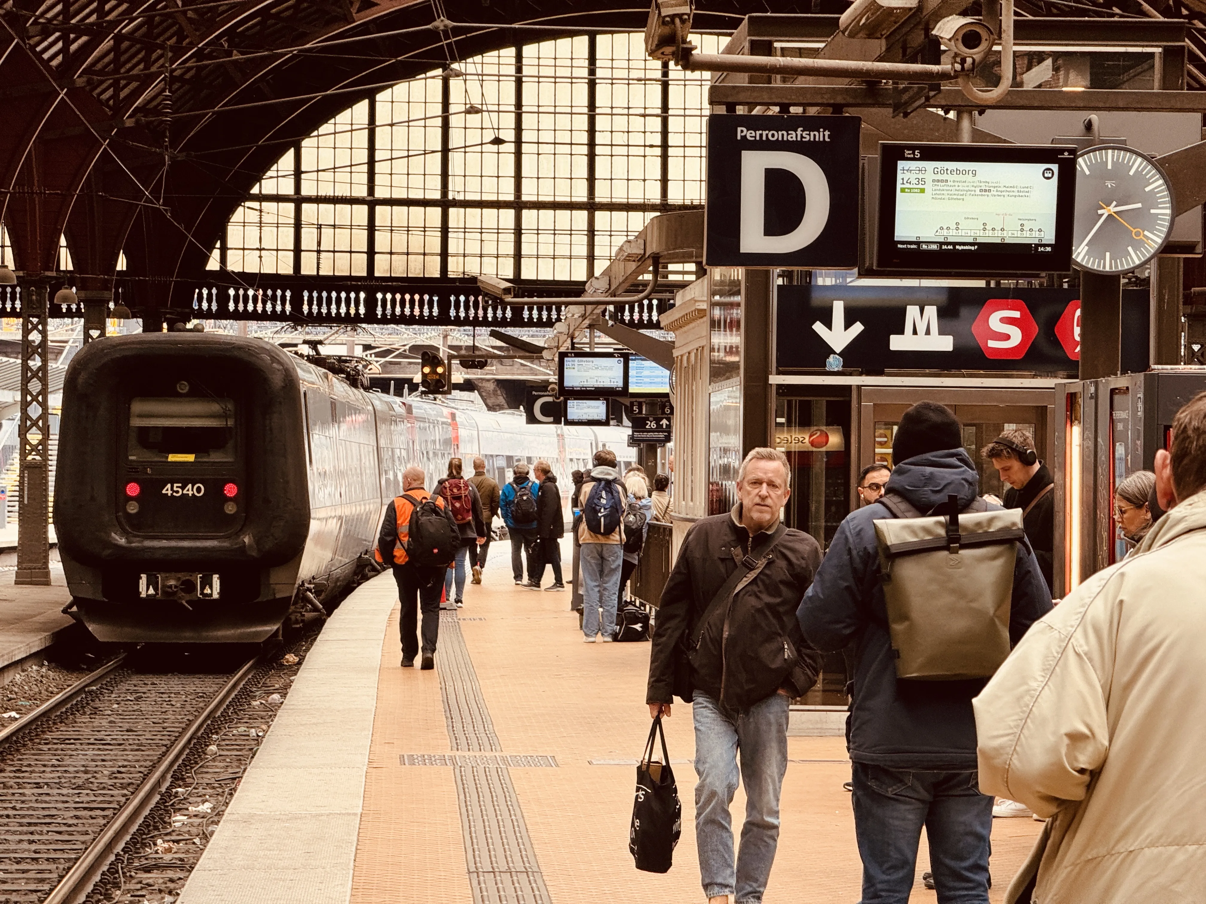 Billede af DSB ET 4340 fotograferet ud for København Hovedbanegård. Billede af DSB ET 4340 fotograferet ud for København Hovedbanegård.