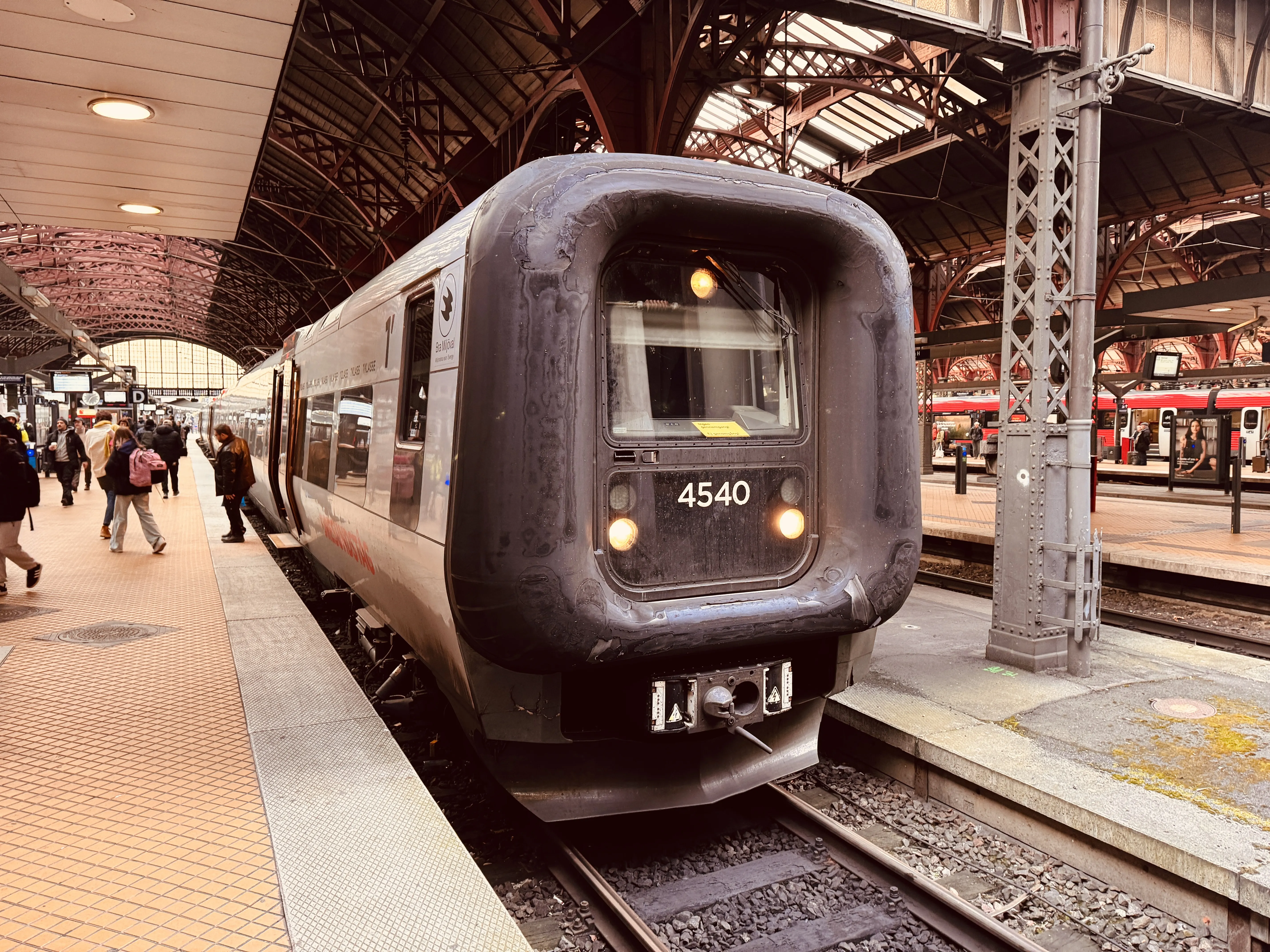 Billede af DSB ET 4340 fotograferet ud for København Hovedbanegård. Billede af DSB ET 4340 fotograferet ud for København Hovedbanegård.