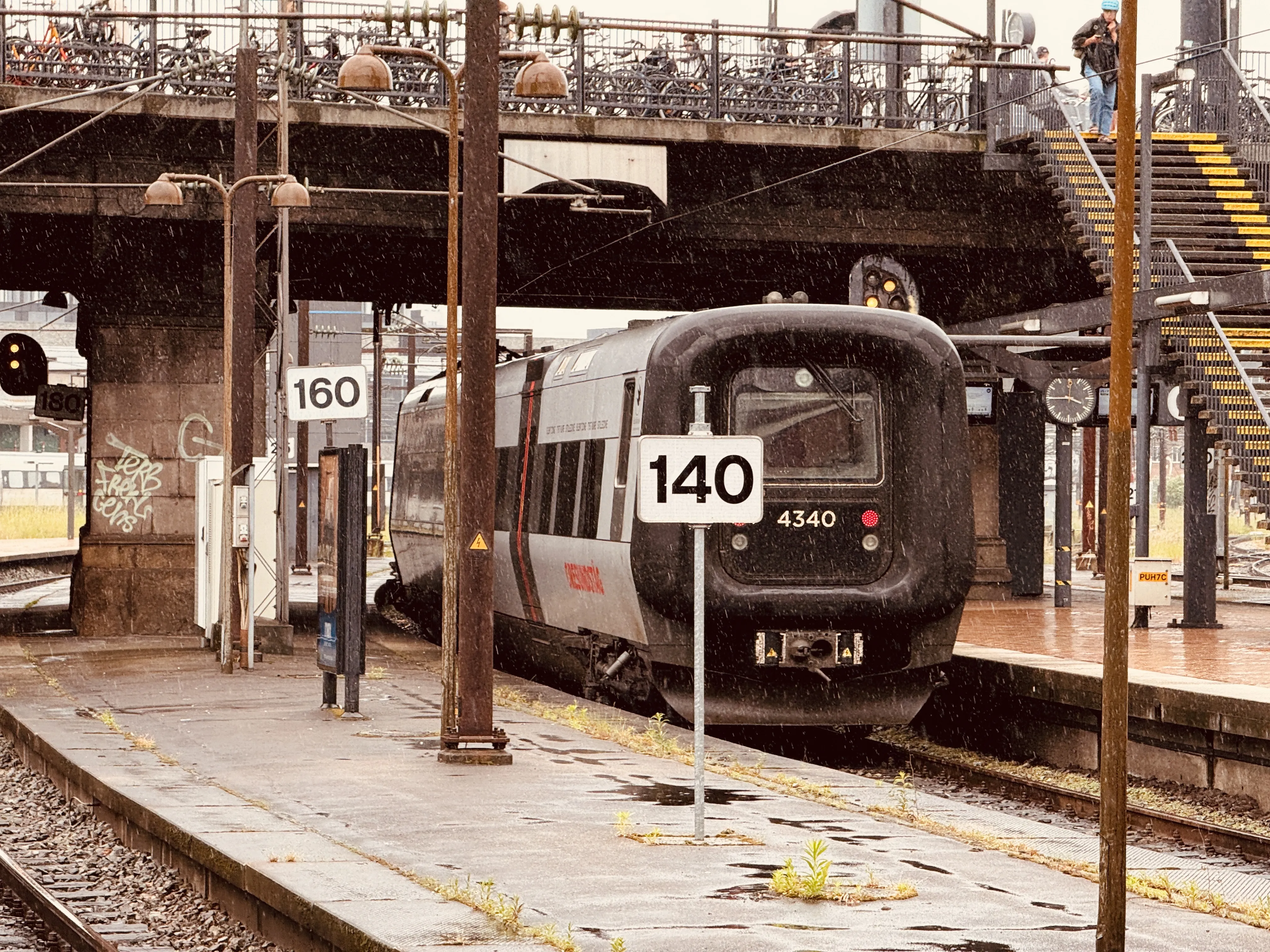 Billede af DSB ET 4340 fotograferet ud for København Hovedbanegård. Billede af DSB ET 4340 fotograferet ud for København Hovedbanegård.