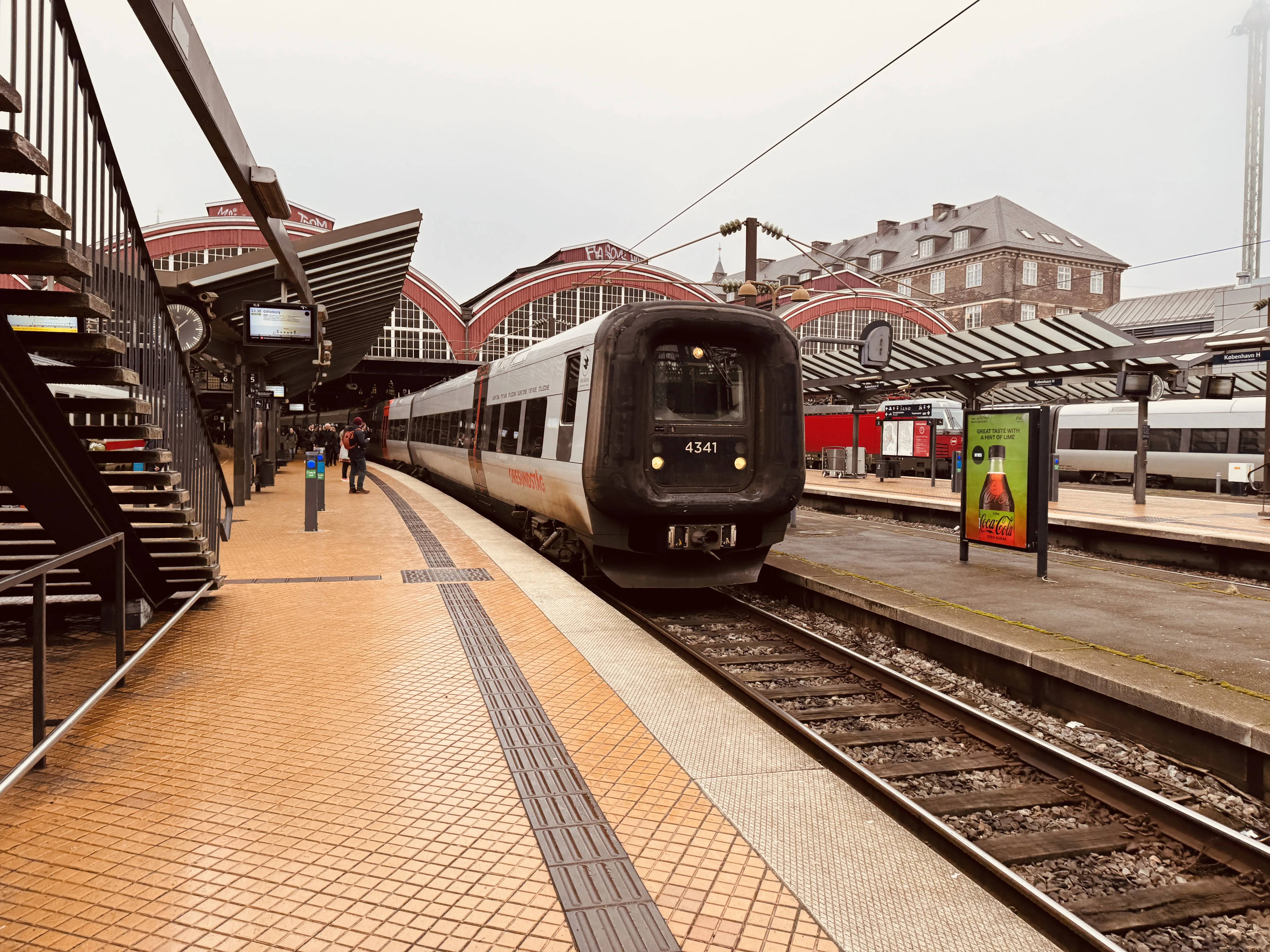 Billede af DSB ET 4341 fotograferet ud for København Hovedbanegård. Billede af DSB ET 4341 fotograferet ud for København Hovedbanegård.