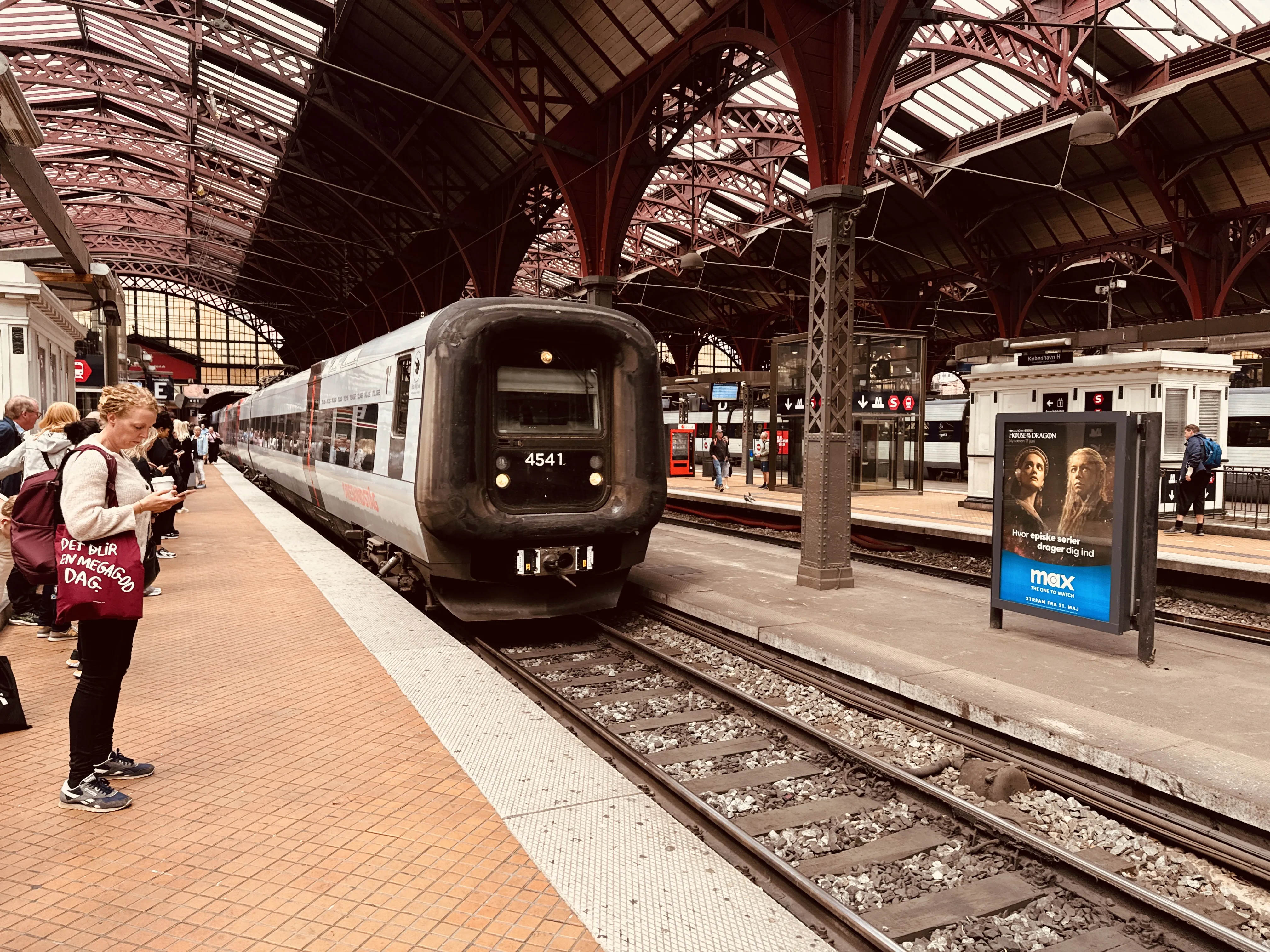 Billede af DSB ET 4341 fotograferet ud for København Hovedbanegård. Billede af DSB ET 4341 fotograferet ud for København Hovedbanegård.