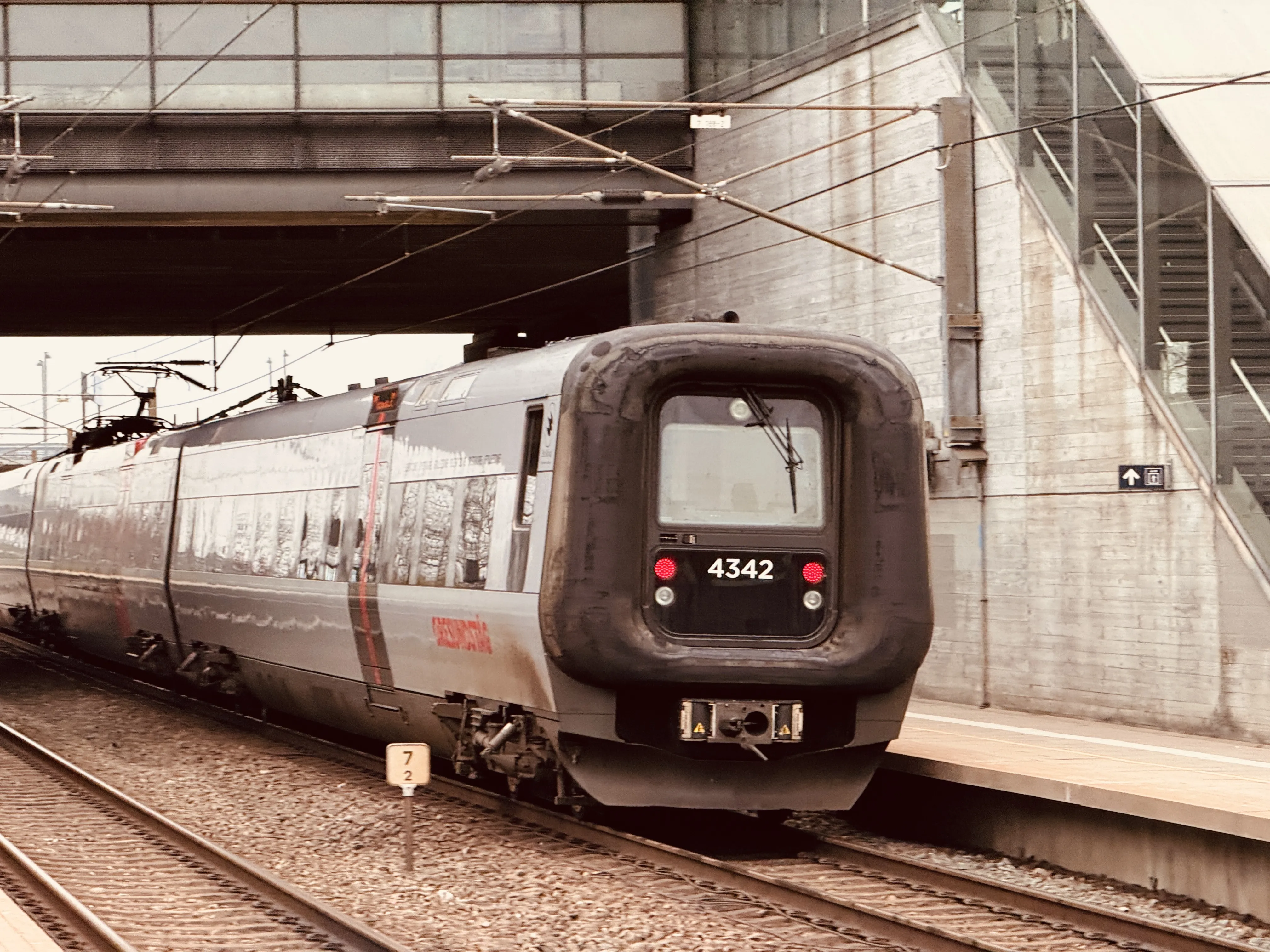 Billede af DSB ET 4342 fotograferet ud for Ørestad Trinbræt. Billede af DSB ET 4342 fotograferet ud for Ørestad Trinbræt.