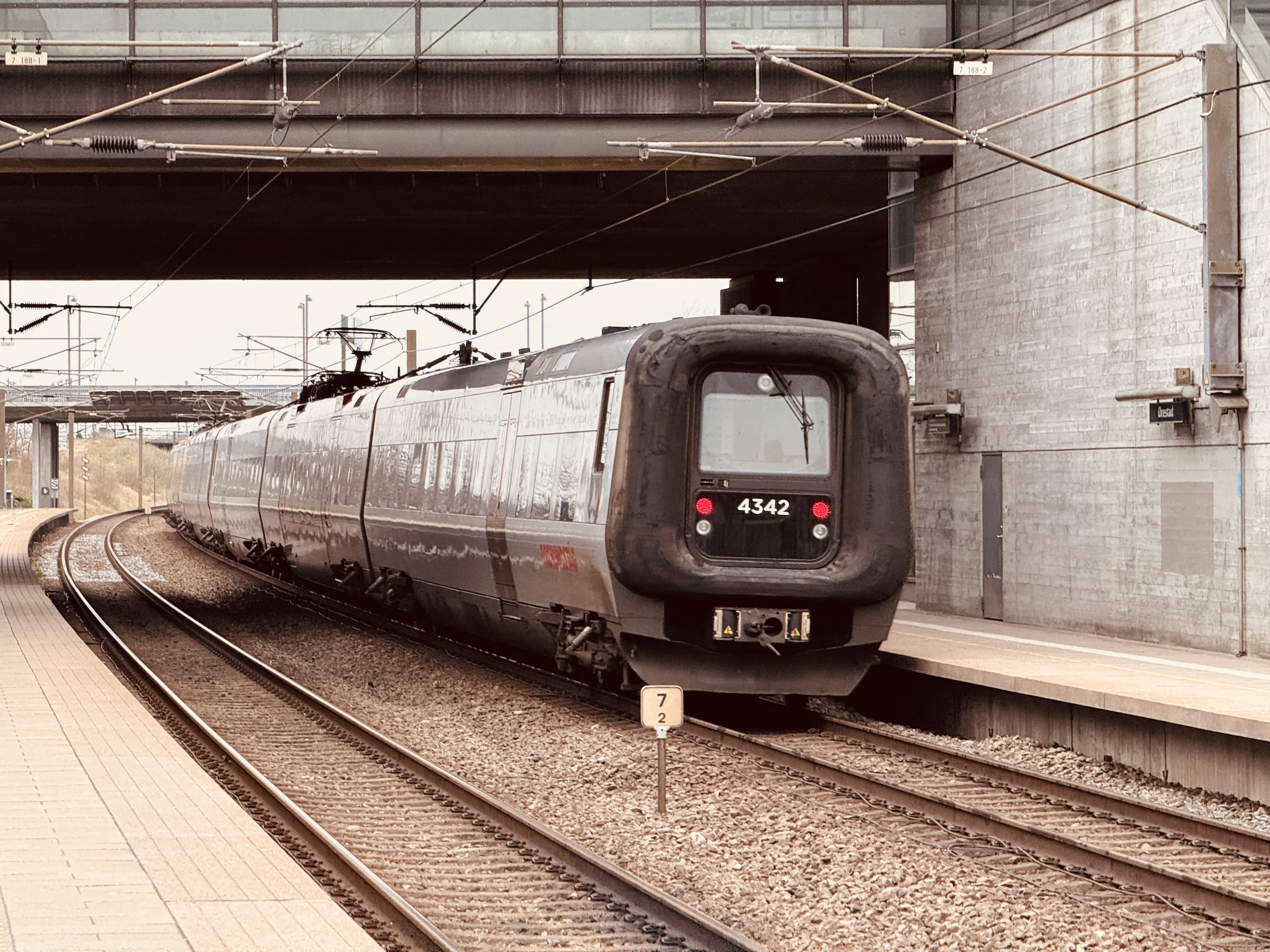 Billede af DSB ET 4342 fotograferet ud for Ørestad Trinbræt. Billede af DSB ET 4342 fotograferet ud for Ørestad Trinbræt.