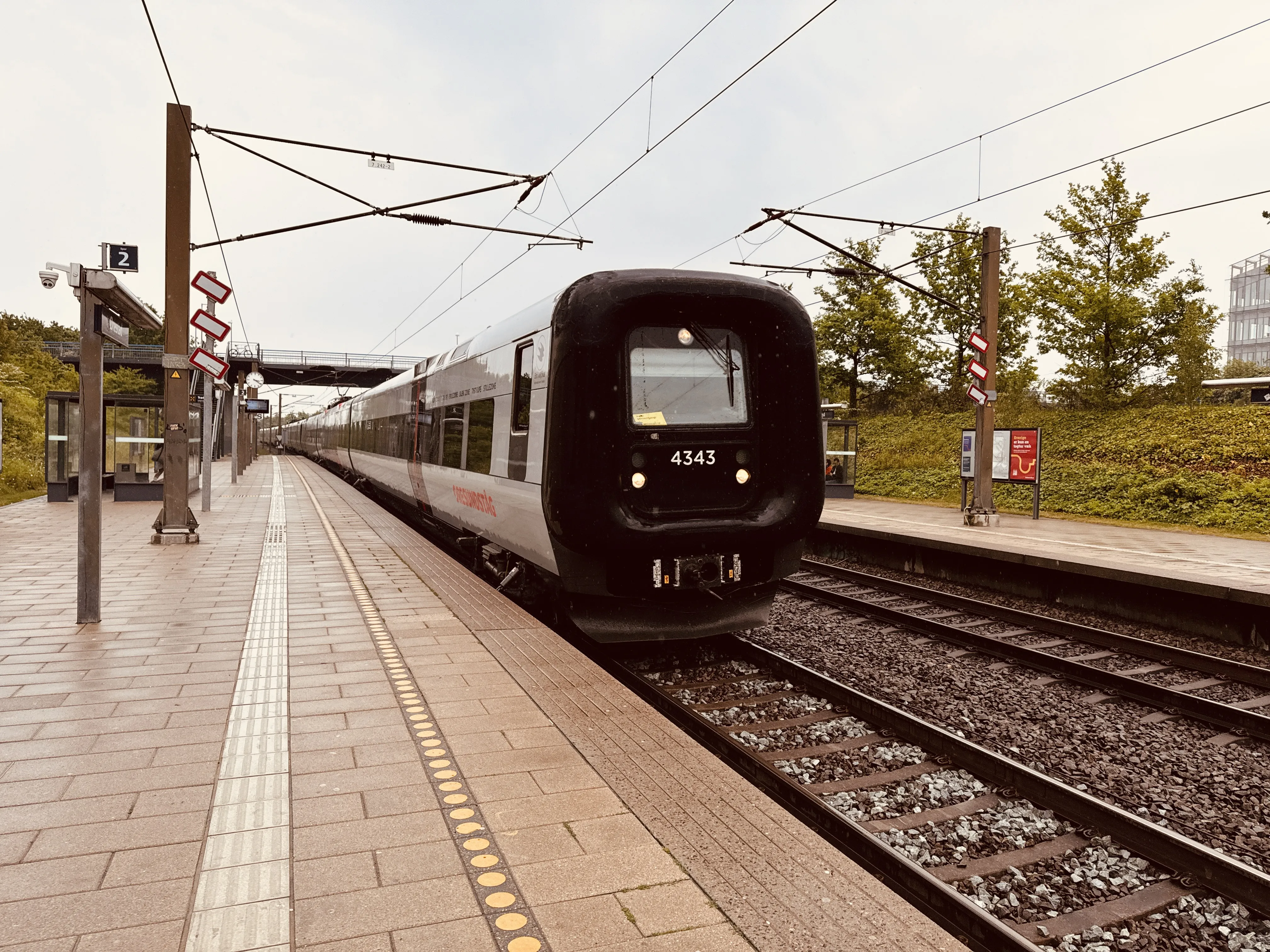Billede af DSB ET 4343 fotograferet ud for Ørestad Trinbræt. Billede af DSB ET 4343 fotograferet ud for Ørestad Trinbræt.