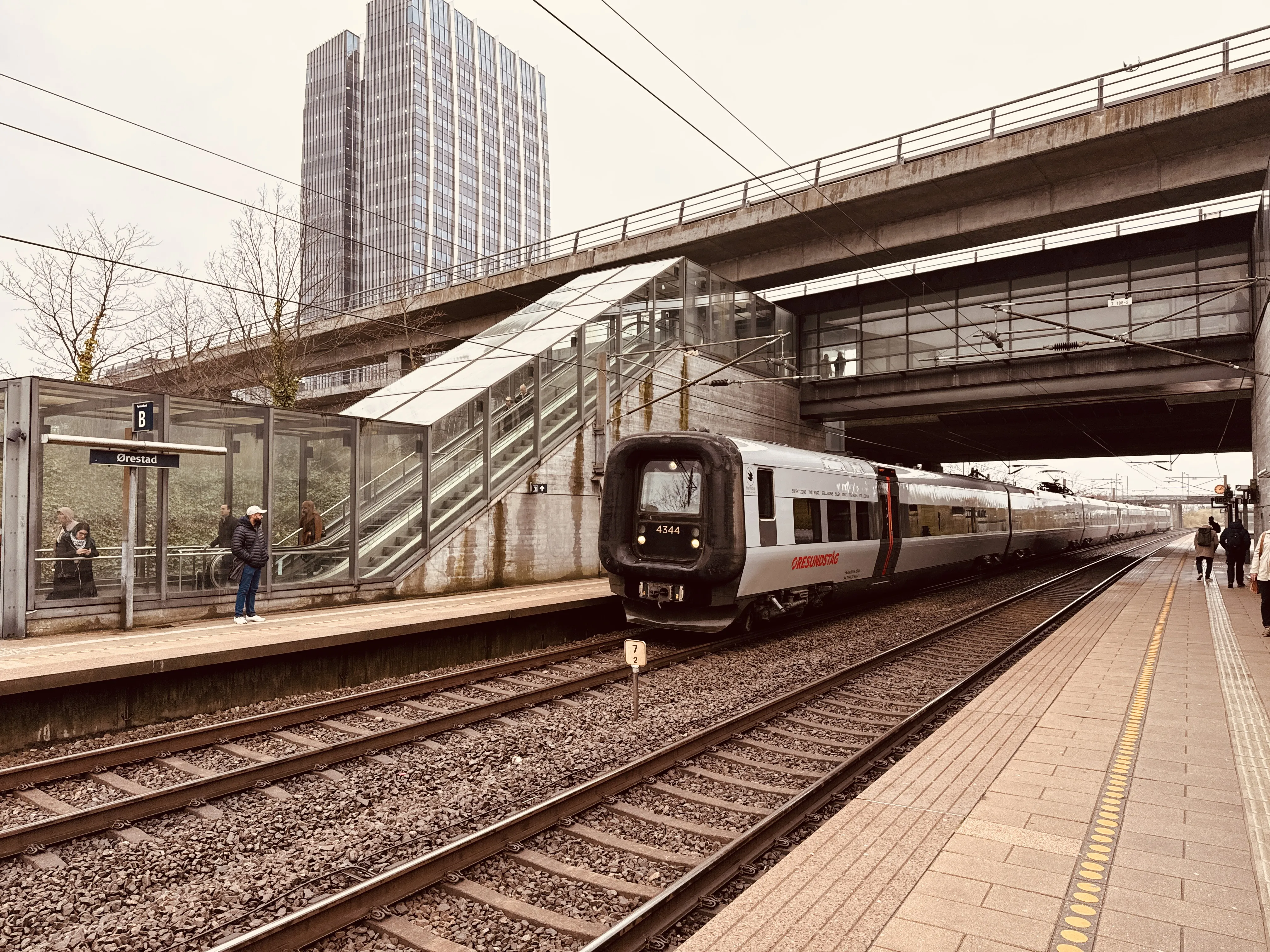 Billede af DSB ET 4344 fotograferet ud for Ørestad Trinbræt. Billede af DSB ET 4344 fotograferet ud for Ørestad Trinbræt.
