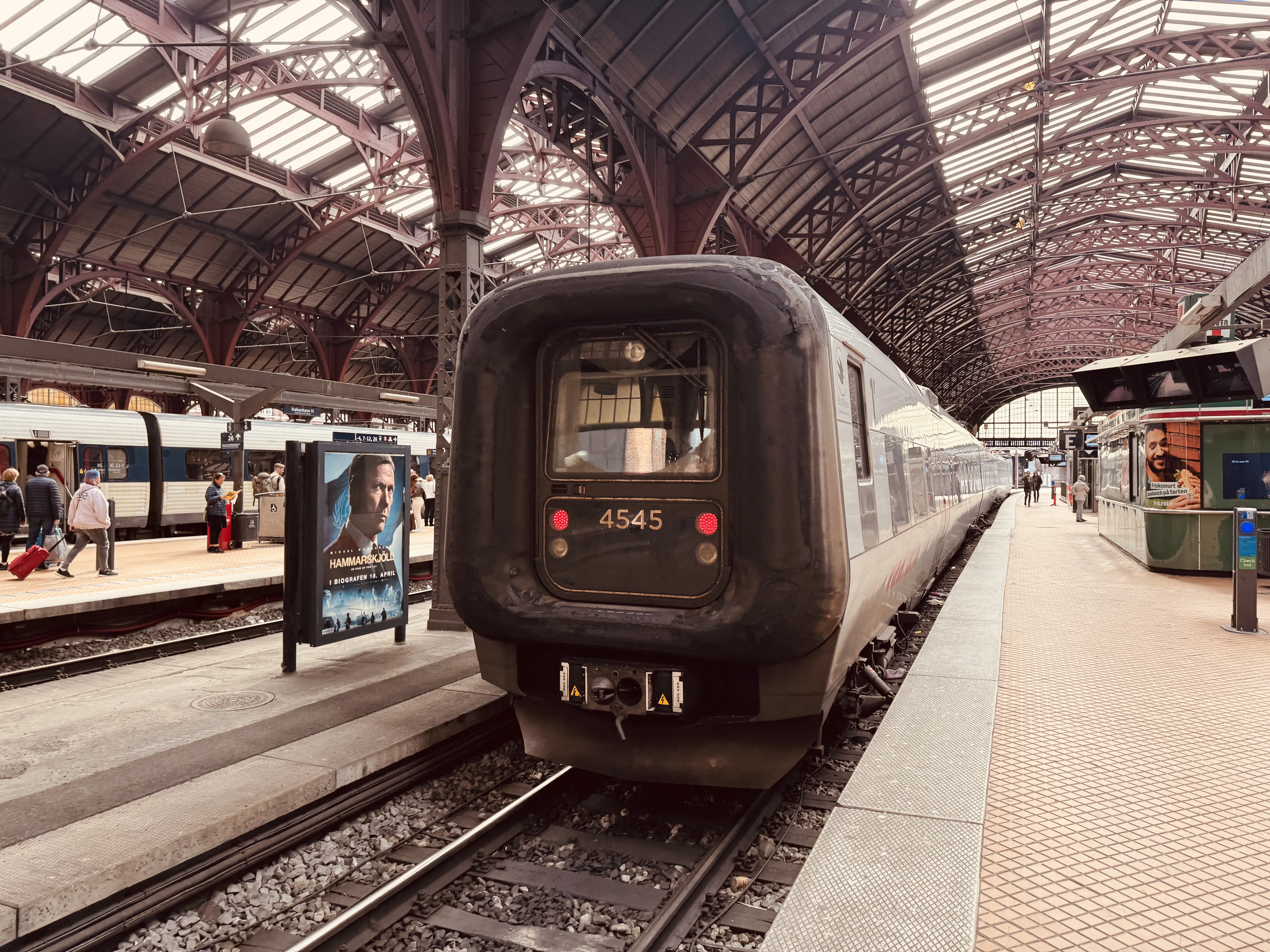 Billede af DSB ET 4345 fotograferet ud for København Hovedbanegård. Billede af DSB ET 4345 fotograferet ud for København Hovedbanegård.