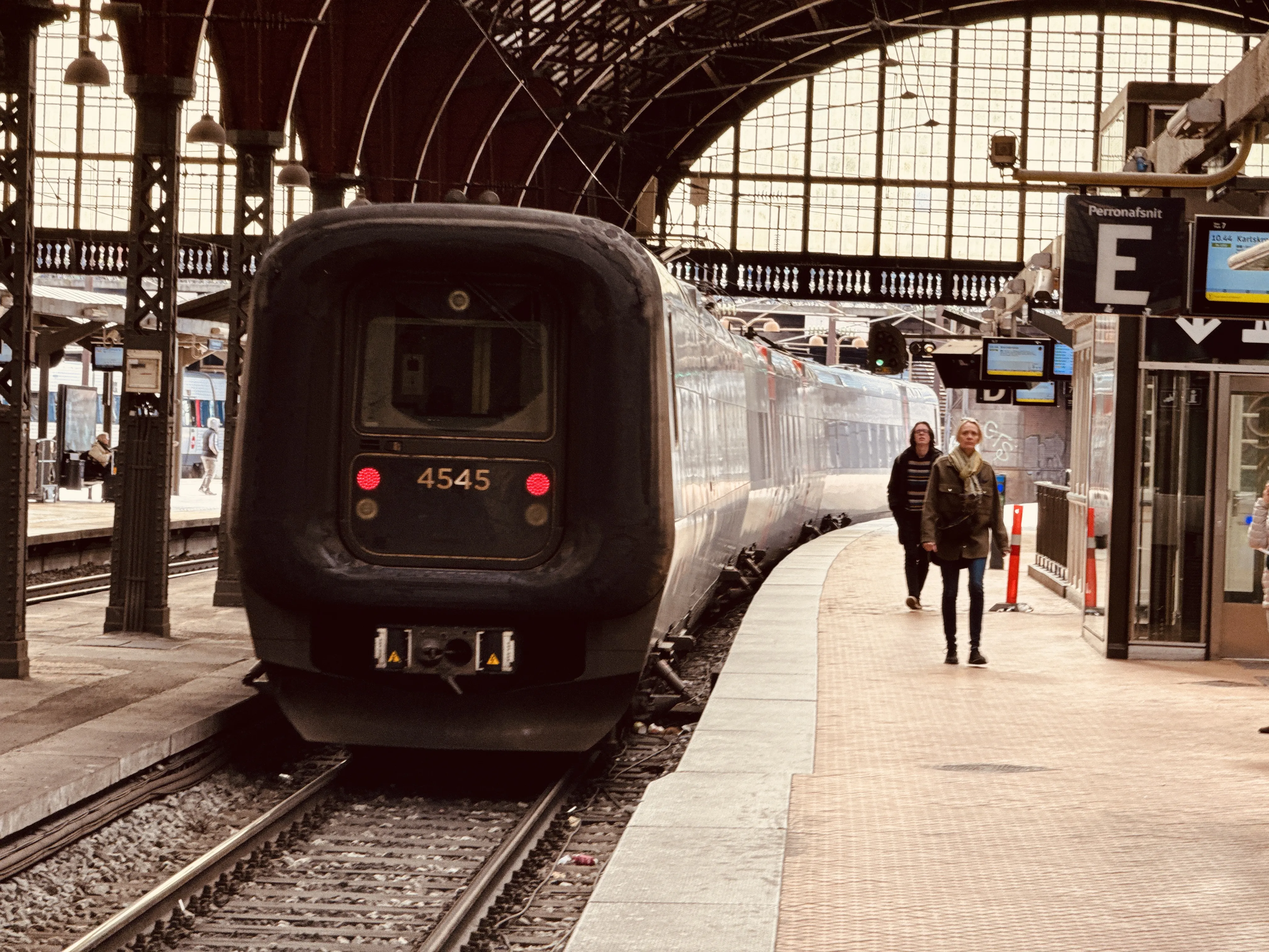 Billede af DSB ET 4345 fotograferet ud for København Hovedbanegård. Billede af DSB ET 4345 fotograferet ud for København Hovedbanegård.
