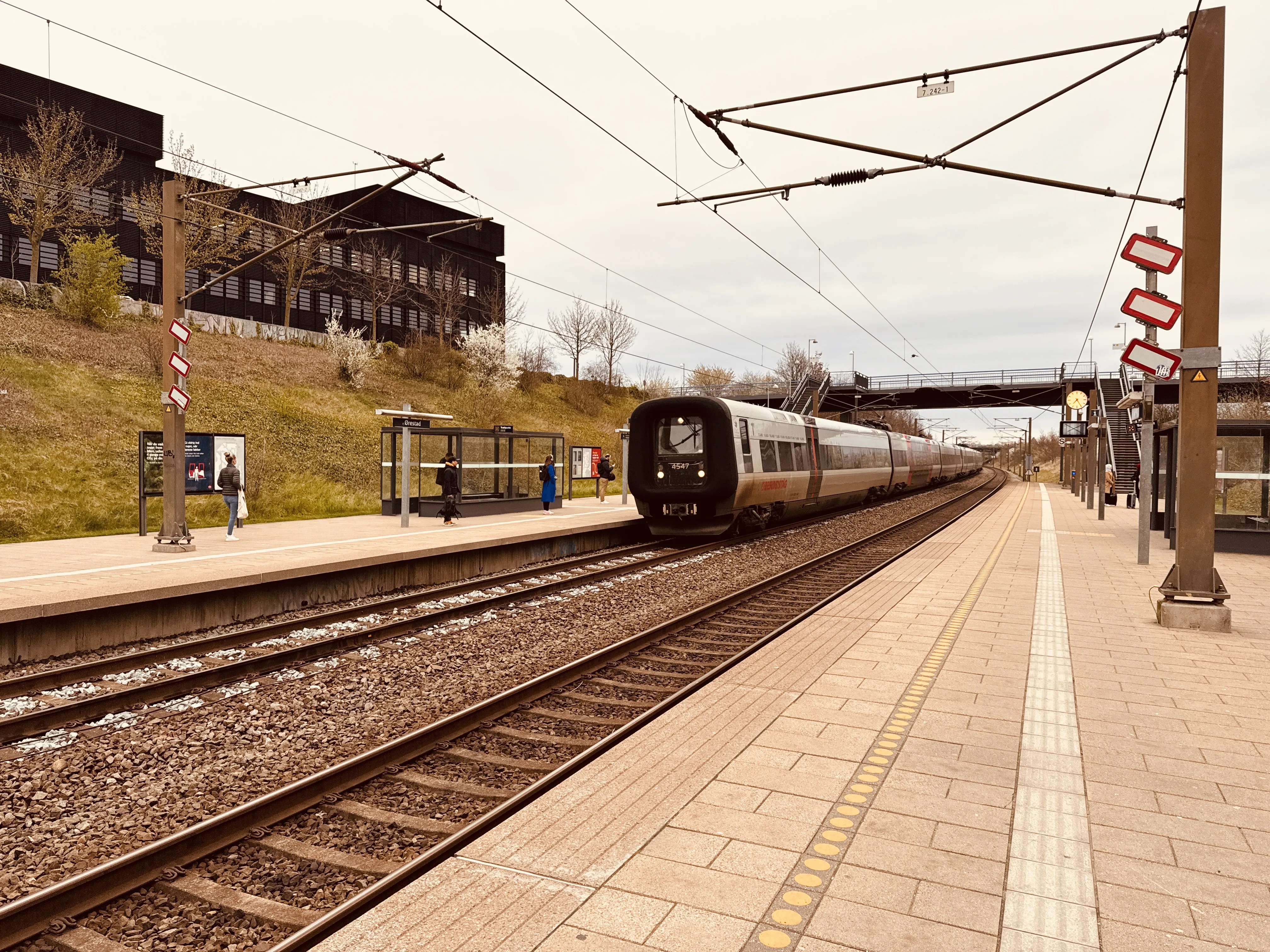 Billede af DSB ET 4347 fotograferet ud for Ørestad Trinbræt. Billede af DSB ET 4347 fotograferet ud for Ørestad Trinbræt.
