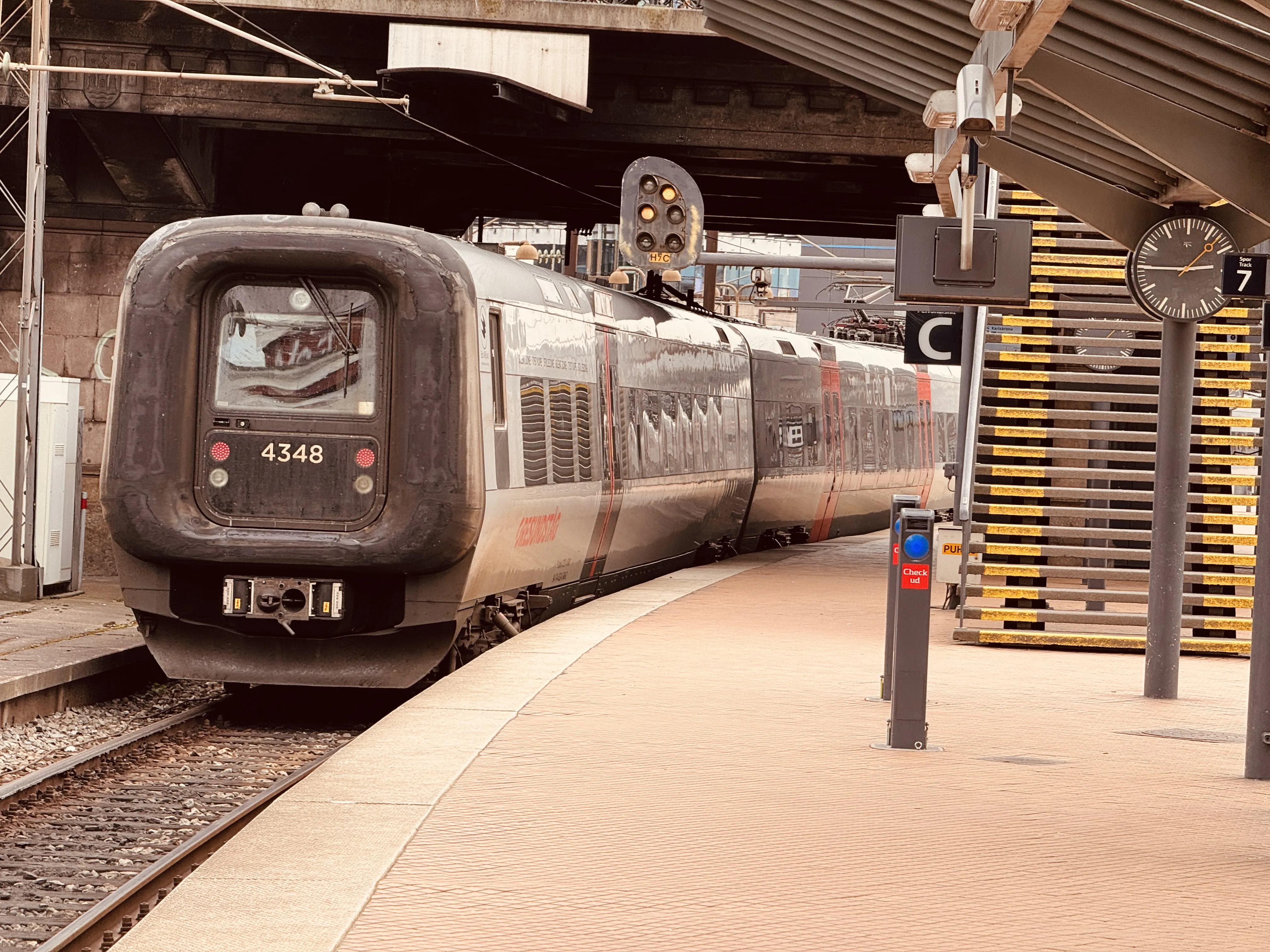 Billede af DSB ET 4348 fotograferet ud for København Hovedbanegård. Billede af DSB ET 4348 fotograferet ud for København Hovedbanegård.