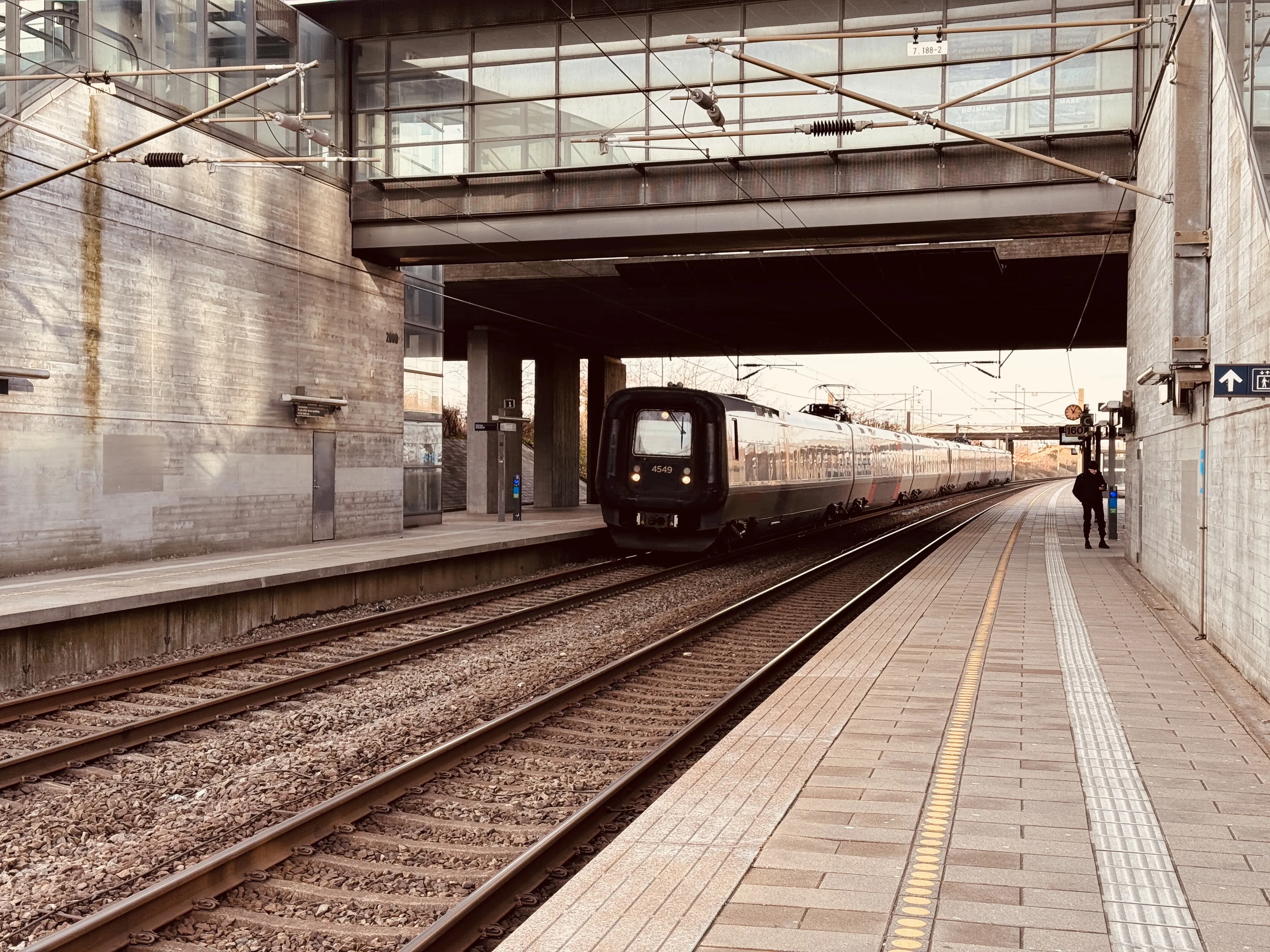 Billede af DSB ET 4349 fotograferet ud for Ørestad Trinbræt. Billede af DSB ET 4349 fotograferet ud for Ørestad Trinbræt.