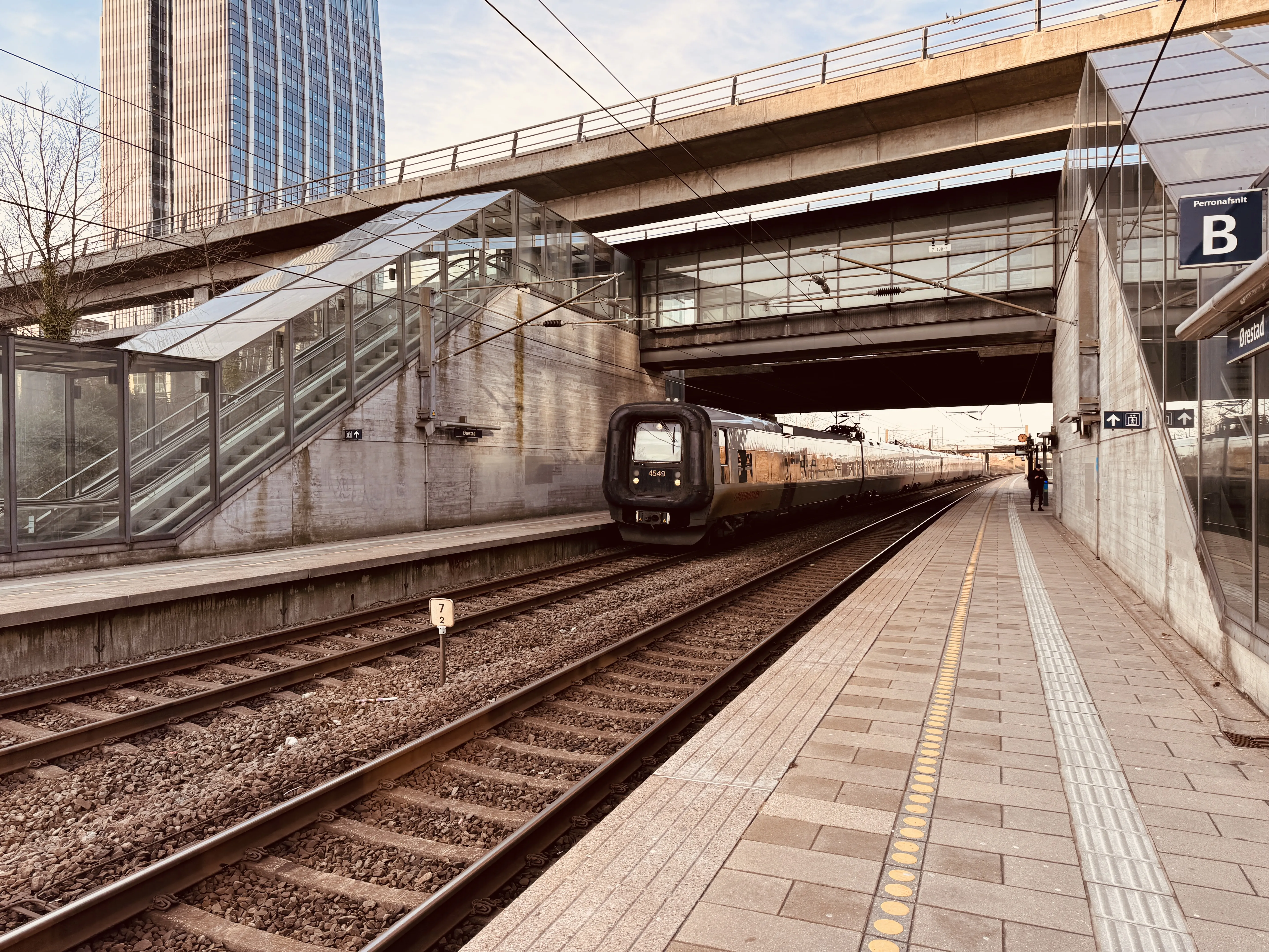 Billede af DSB ET 4349 fotograferet ud for Ørestad Trinbræt. Billede af DSB ET 4349 fotograferet ud for Ørestad Trinbræt.