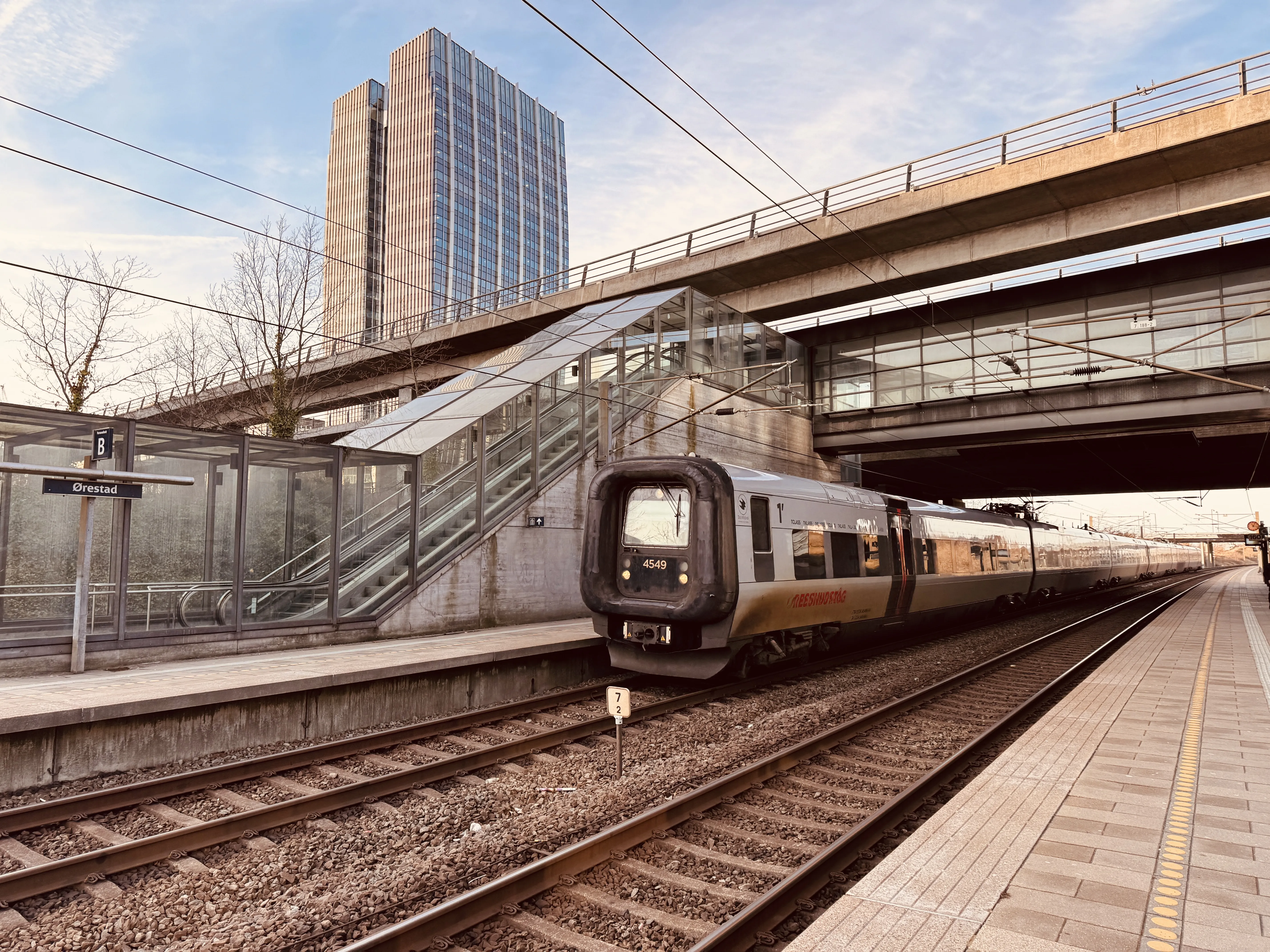 Billede af DSB ET 4349 fotograferet ud for Ørestad Trinbræt. Billede af DSB ET 4349 fotograferet ud for Ørestad Trinbræt.