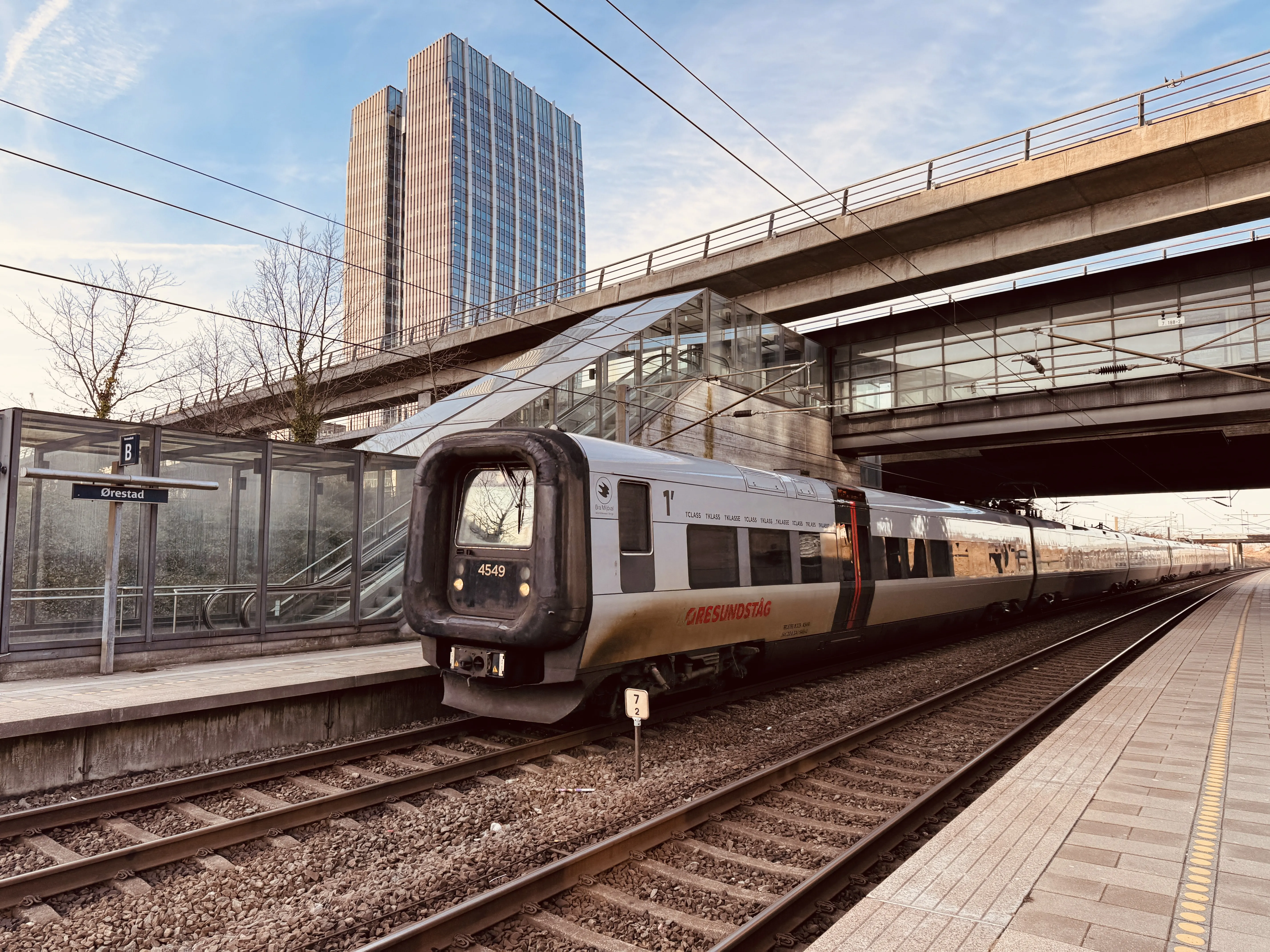 Billede af DSB ET 4349 fotograferet ud for Ørestad Trinbræt. Billede af DSB ET 4349 fotograferet ud for Ørestad Trinbræt.