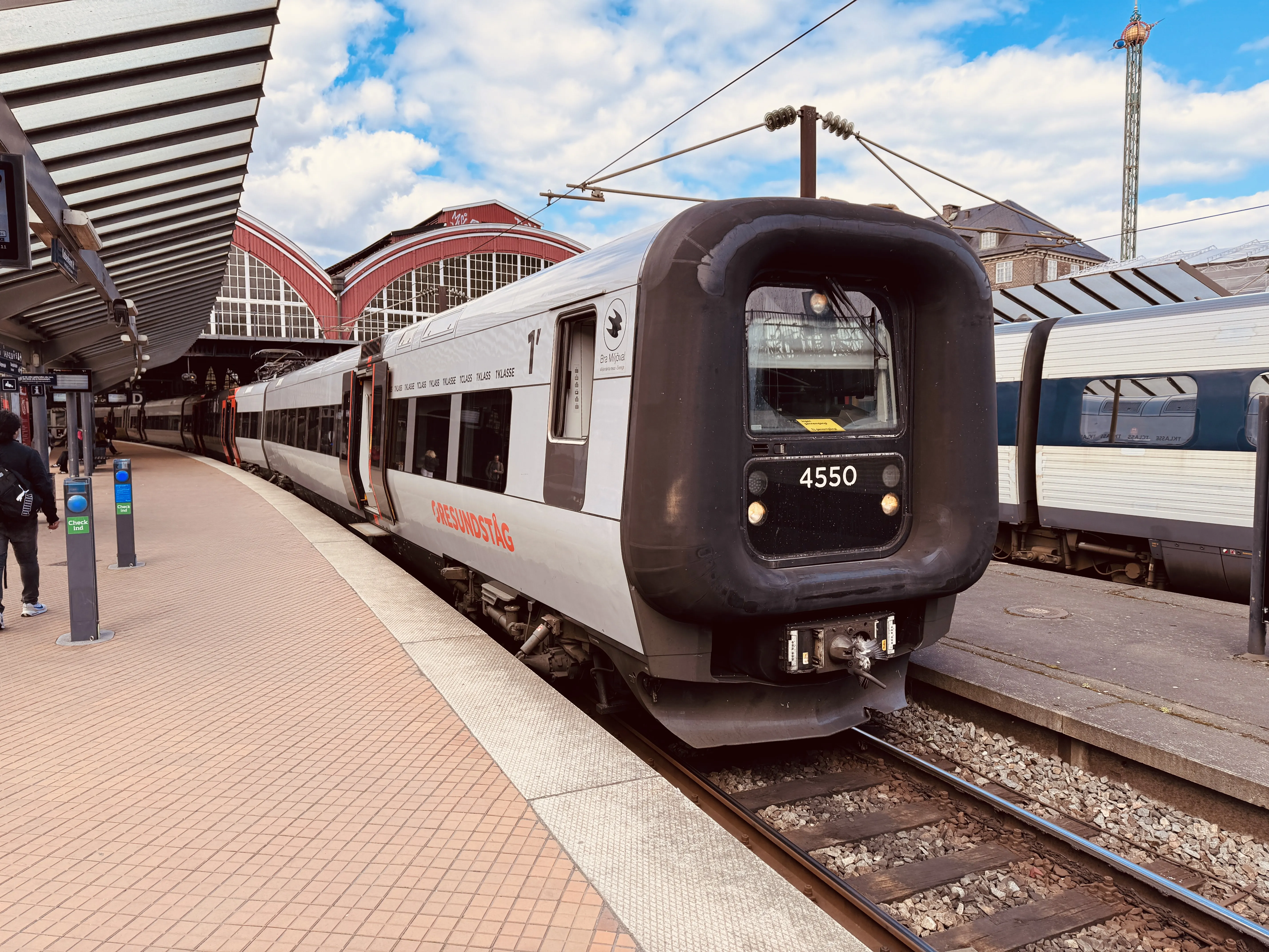 Billede af DSB ET 4350 fotograferet ud for København Hovedbanegård. Billede af DSB ET 4350 fotograferet ud for København Hovedbanegård.