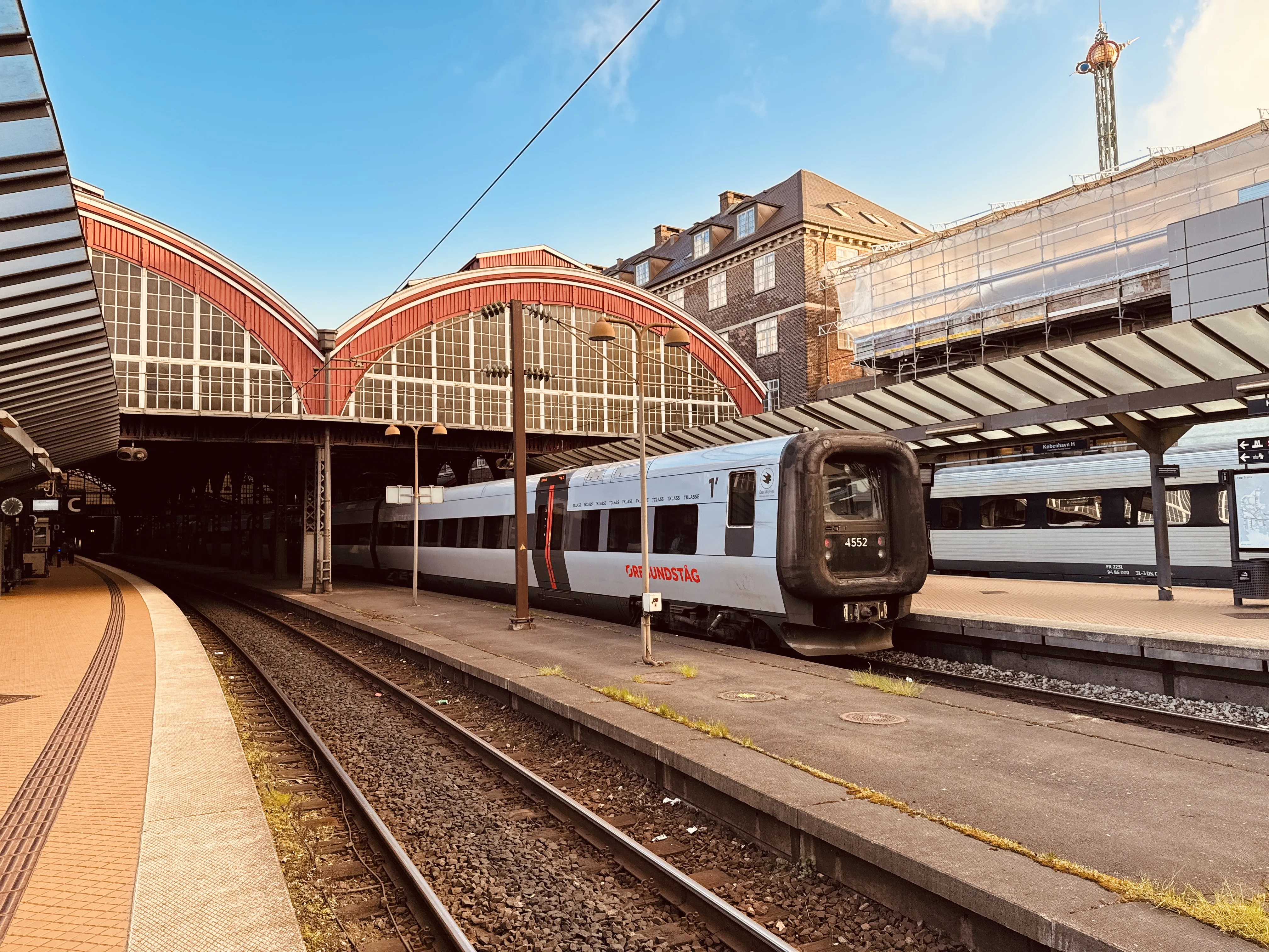 Billede af DSB ET 4352 fotograferet ud for København Hovedbanegård. Billede af DSB ET 4352 fotograferet ud for København Hovedbanegård.