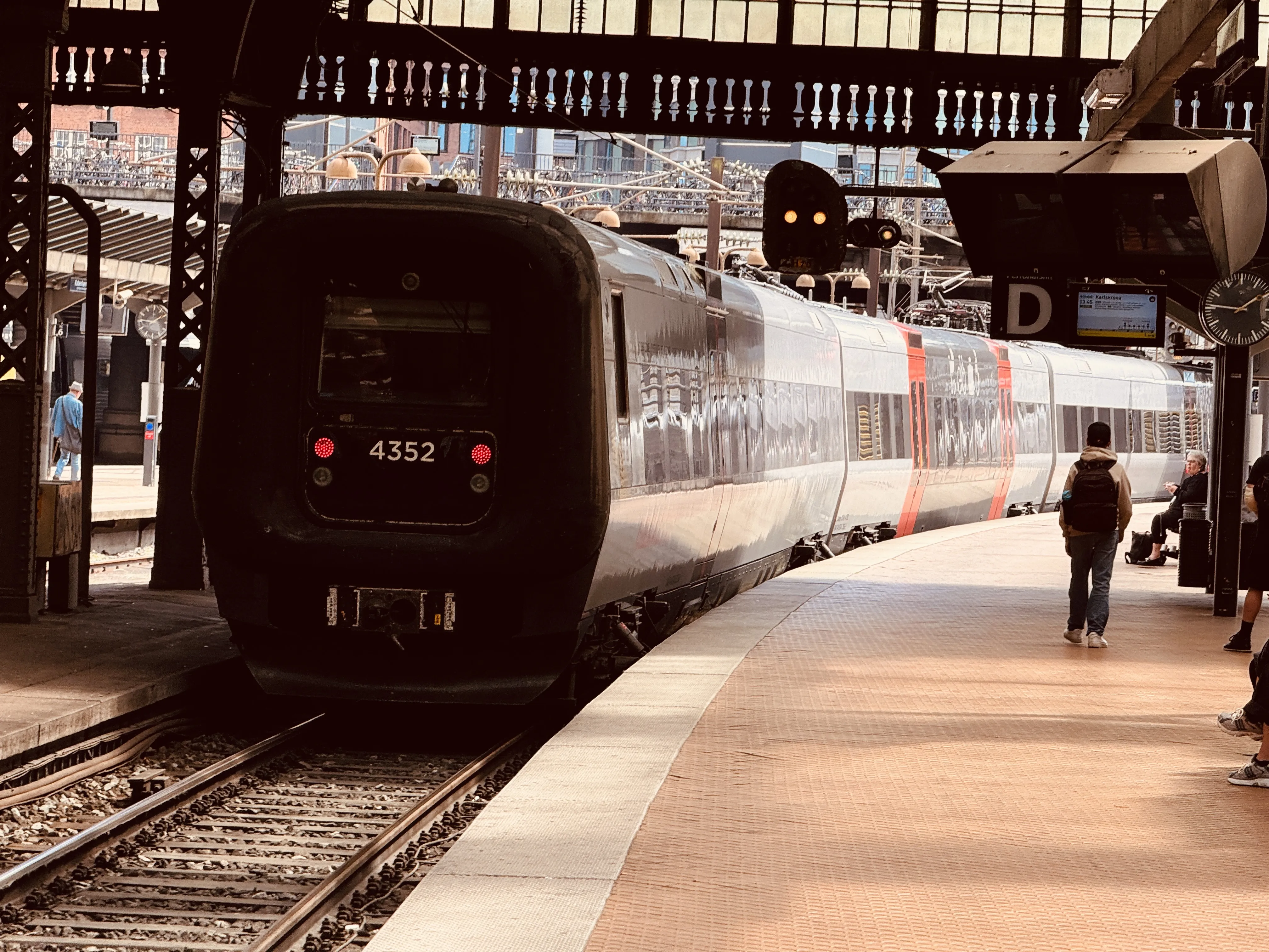 Billede af DSB ET 4352 fotograferet ud for København Hovedbanegård. Billede af DSB ET 4352 fotograferet ud for København Hovedbanegård.