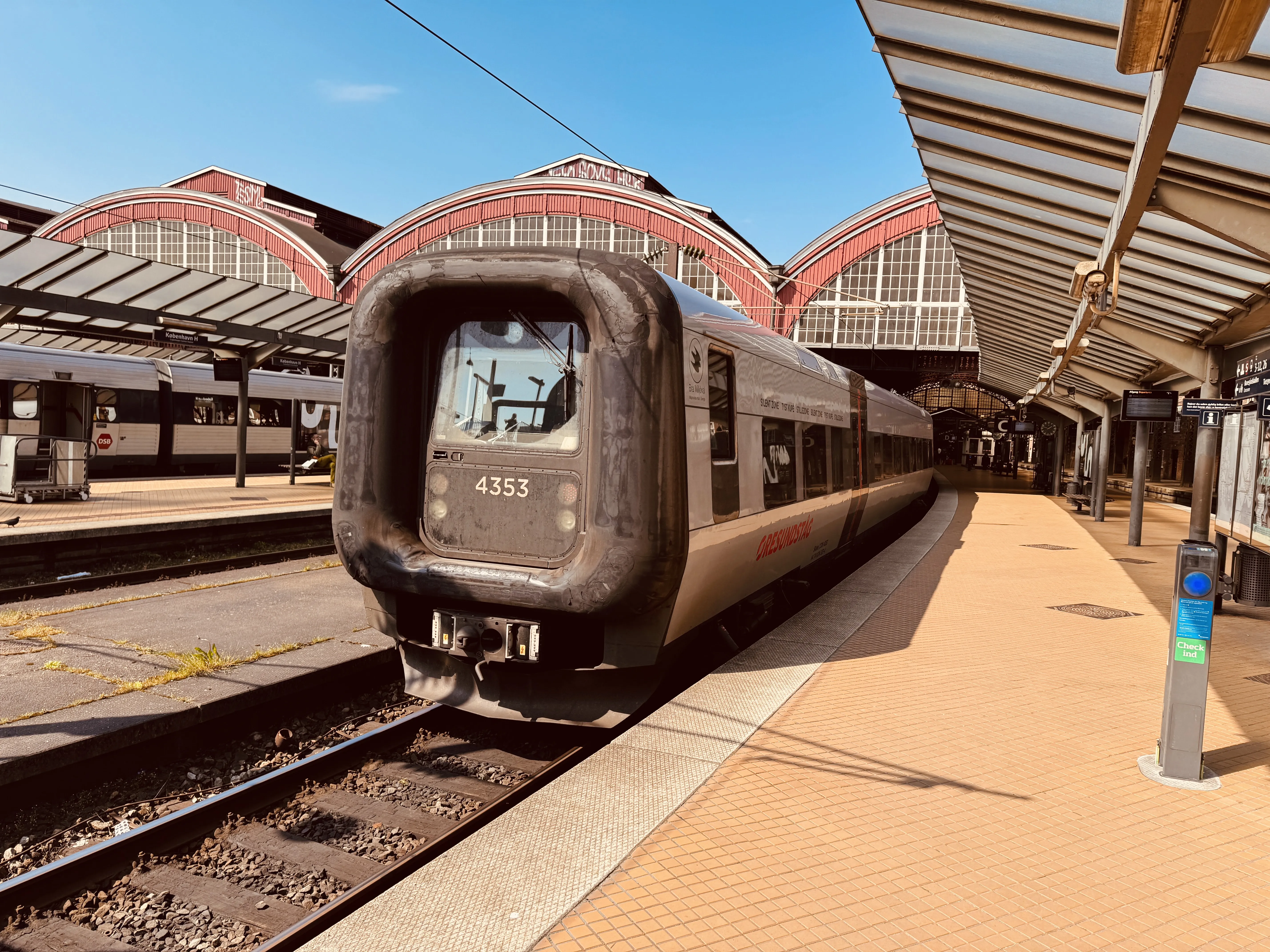 Billede af DSB ET 4353 fotograferet ud for København Hovedbanegård. Billede af DSB ET 4353 fotograferet ud for København Hovedbanegård.
