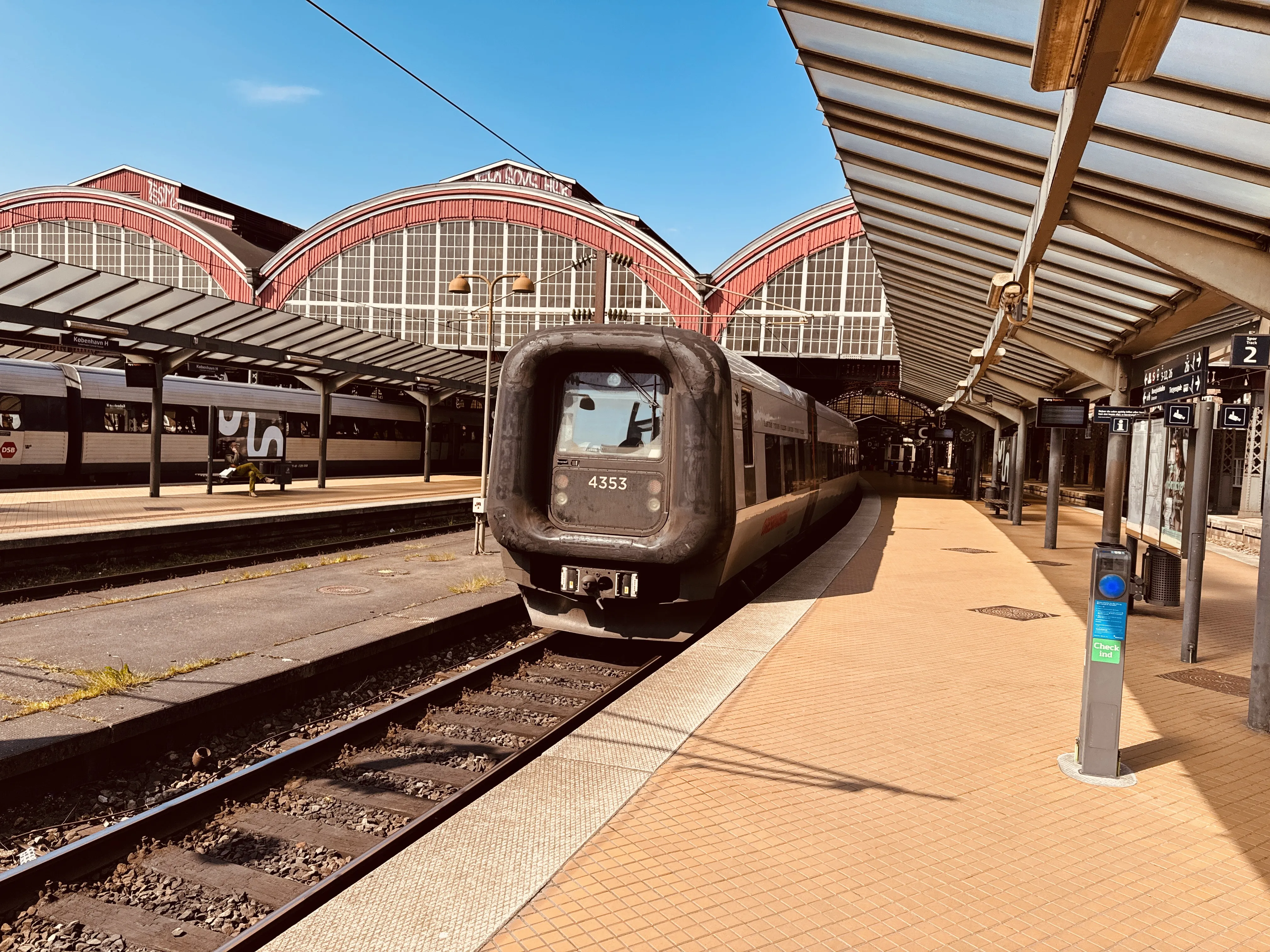 Billede af DSB ET 4353 fotograferet ud for København Hovedbanegård. Billede af DSB ET 4353 fotograferet ud for København Hovedbanegård.