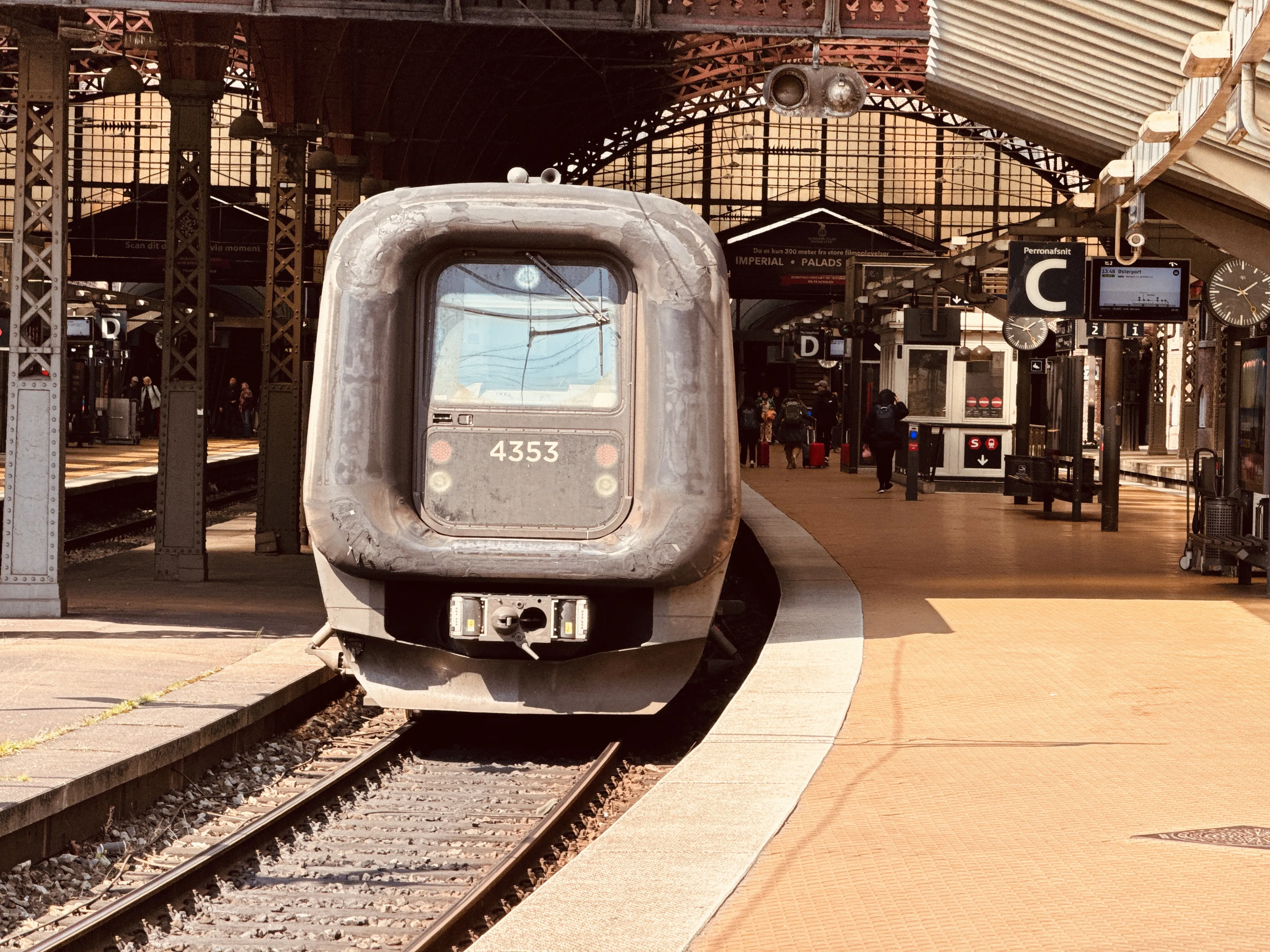 Billede af DSB ET 4353 fotograferet ud for København Hovedbanegård. Billede af DSB ET 4353 fotograferet ud for København Hovedbanegård.