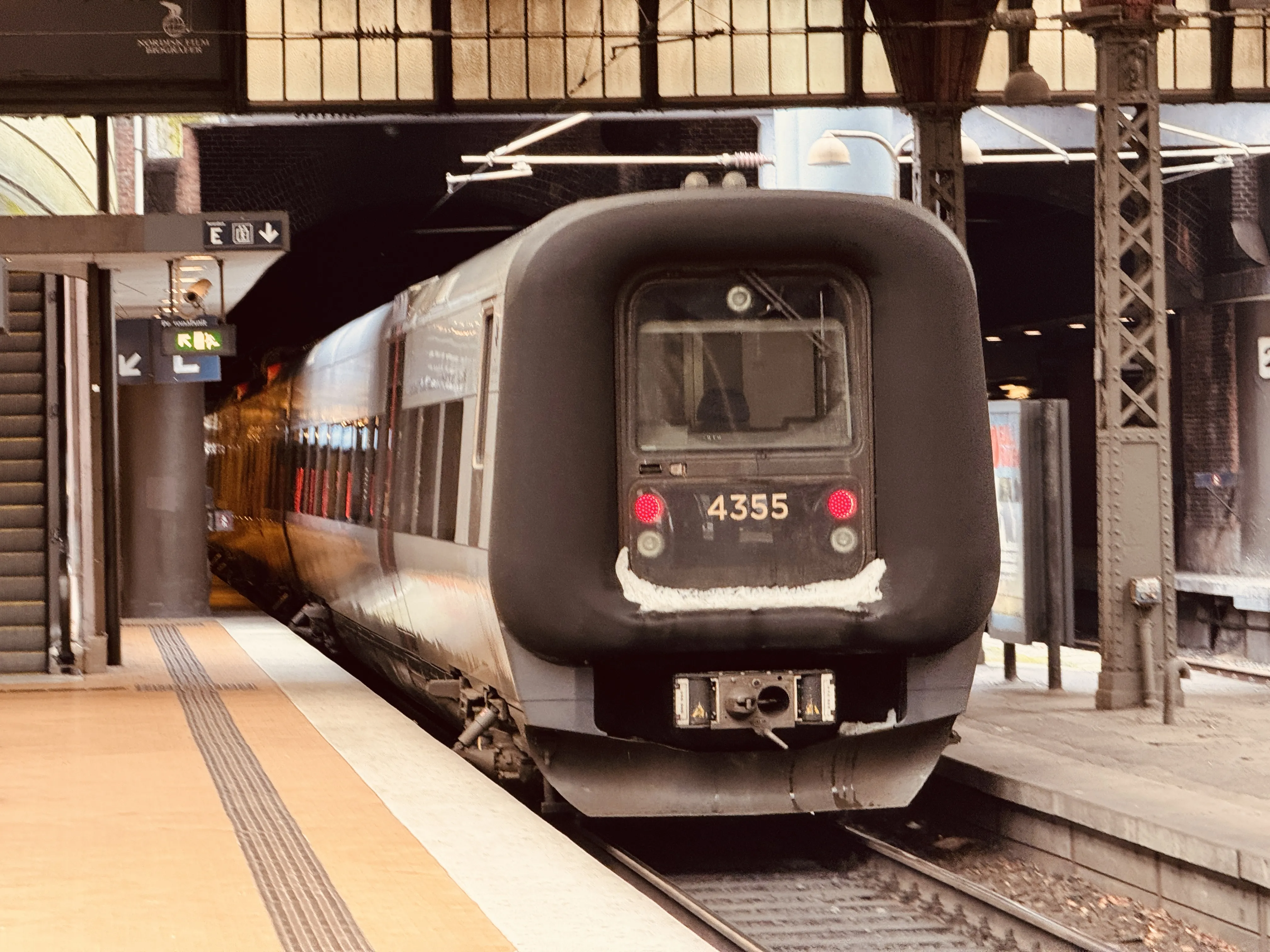 Billede af DSB ET 4355 fotograferet ud for København Hovedbanegård. Billede af DSB ET 4355 fotograferet ud for København Hovedbanegård.