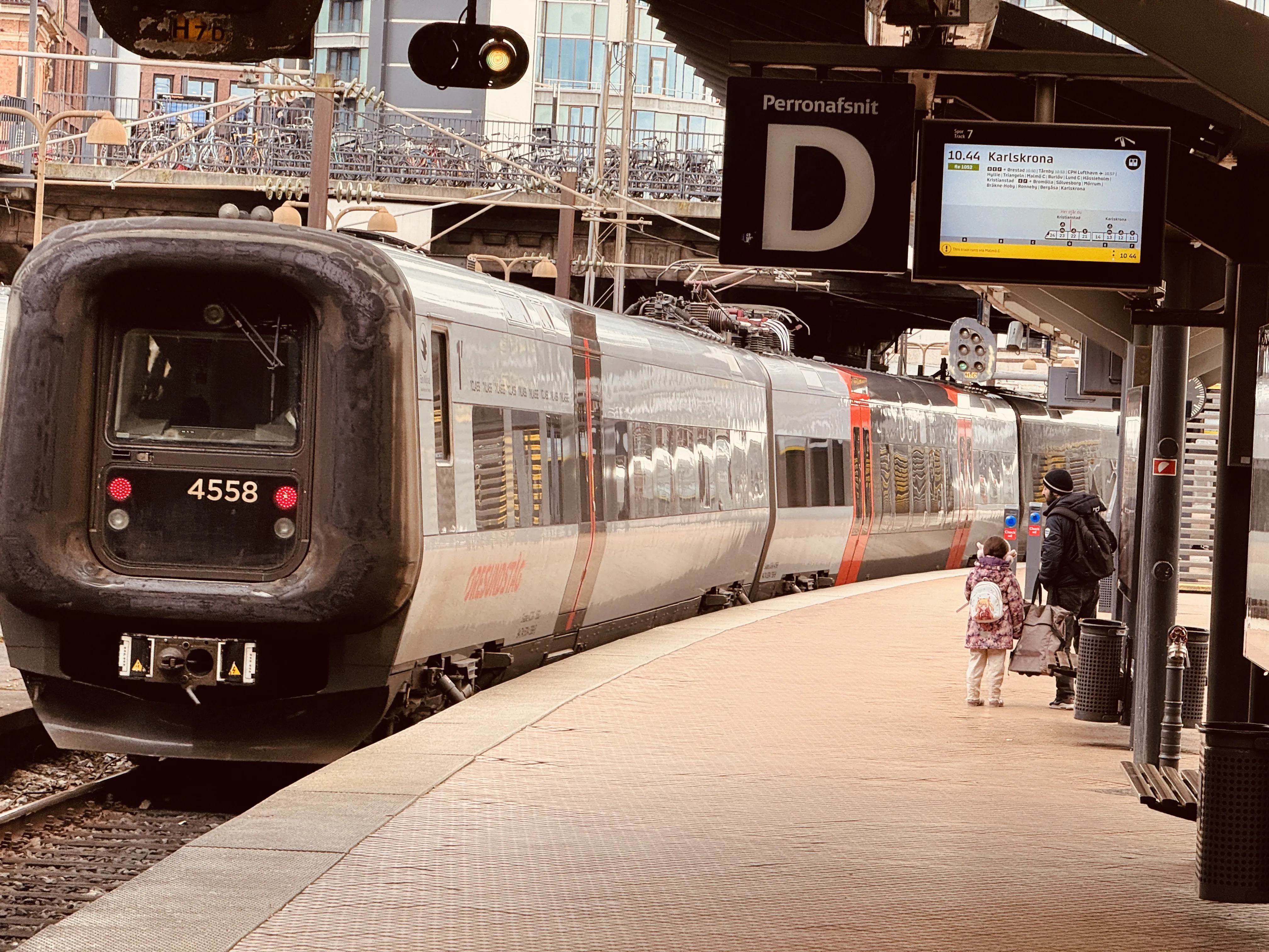 Billede af DSB ET 4358 fotograferet ud for København Hovedbanegård. Billede af DSB ET 4358 fotograferet ud for København Hovedbanegård.
