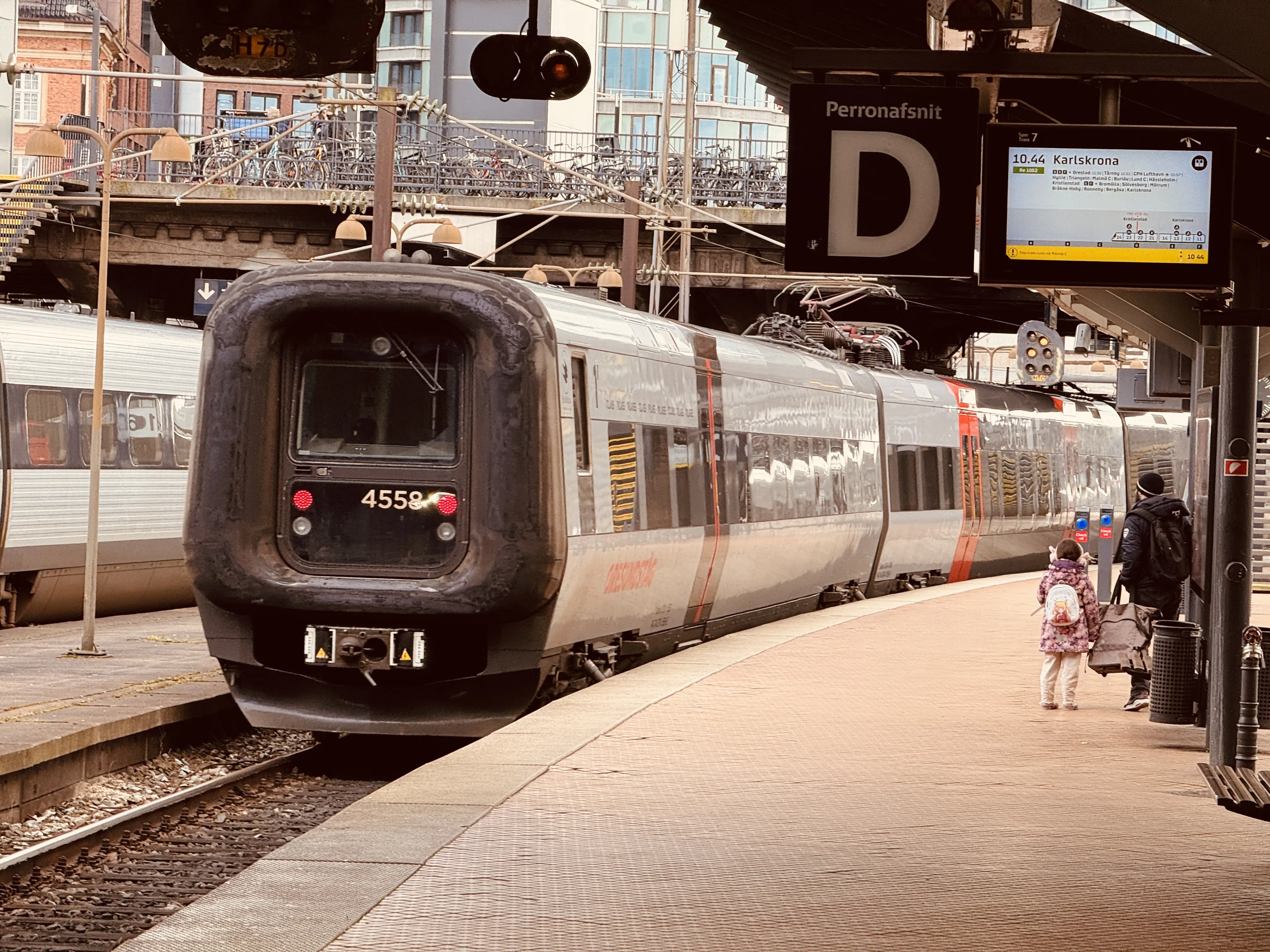 Billede af DSB ET 4358 fotograferet ud for København Hovedbanegård. Billede af DSB ET 4358 fotograferet ud for København Hovedbanegård.
