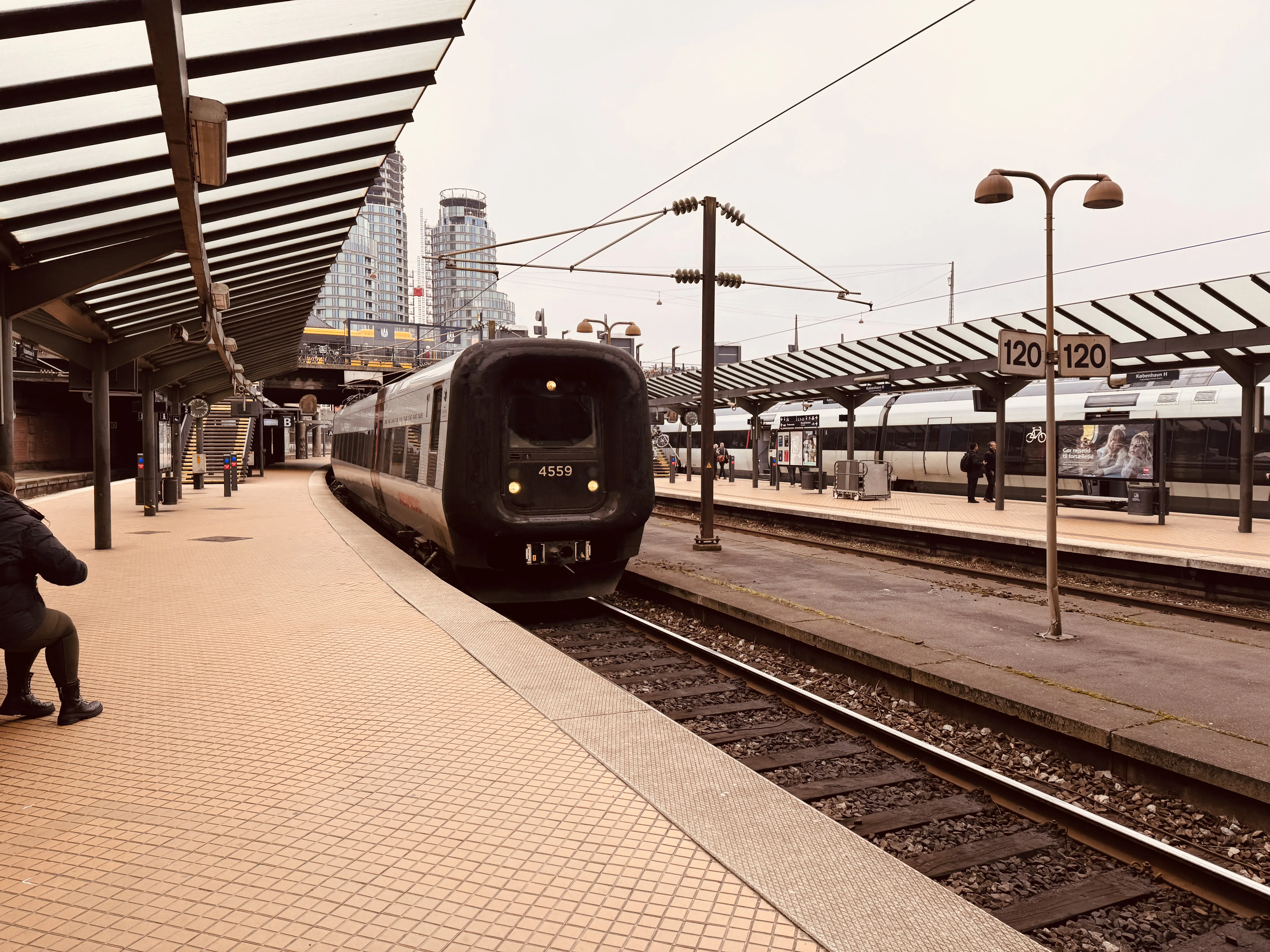 Billede af DSB ET 4359 fotograferet ud for København Hovedbanegård. Billede af DSB ET 4359 fotograferet ud for København Hovedbanegård.