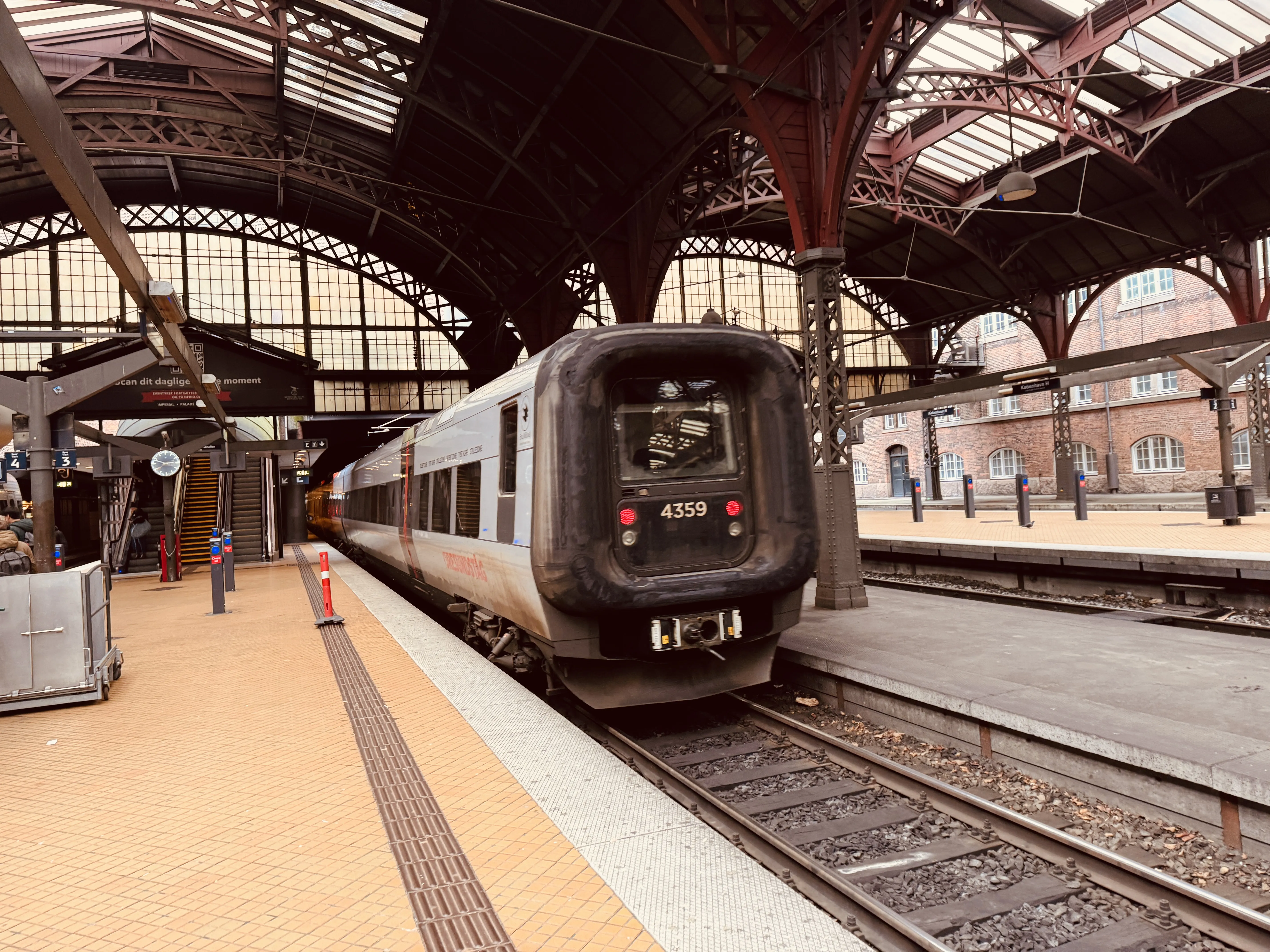 Billede af DSB ET 4359 fotograferet ud for København Hovedbanegård. Billede af DSB ET 4359 fotograferet ud for København Hovedbanegård.