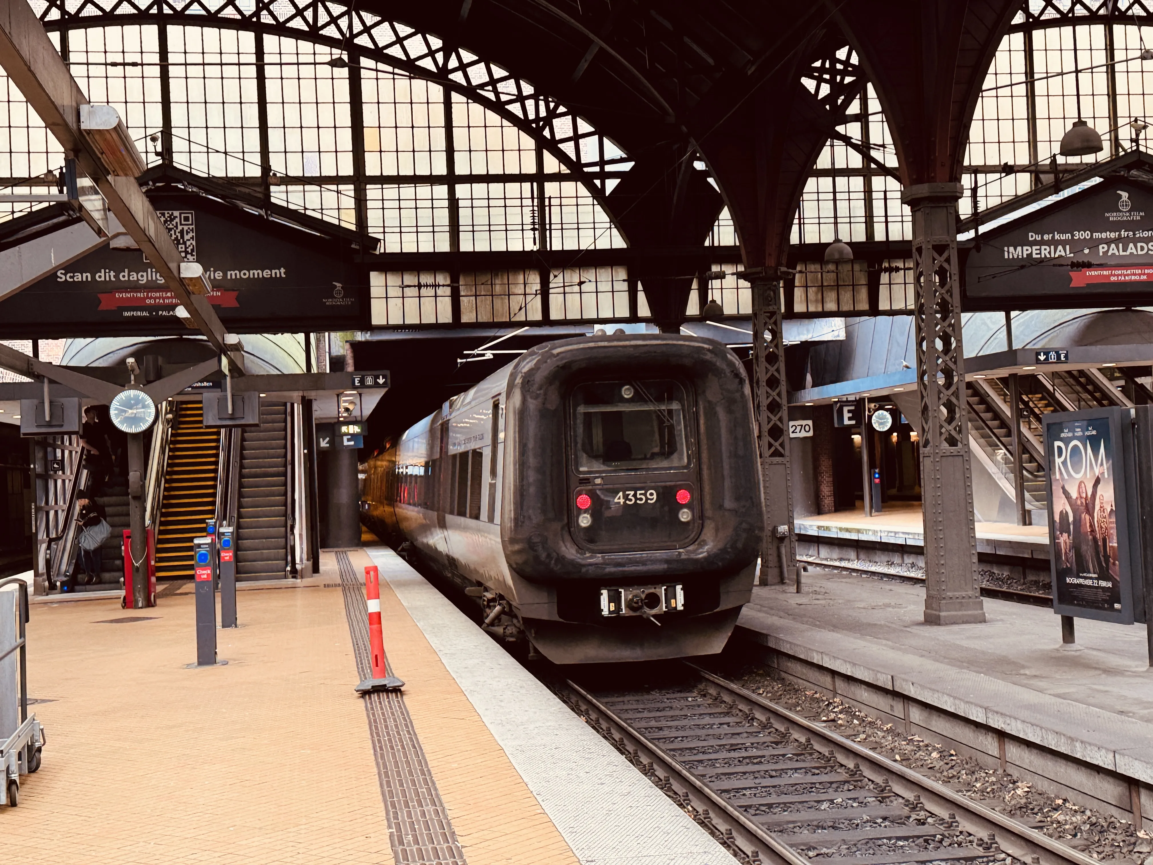 Billede af DSB ET 4359 fotograferet ud for København Hovedbanegård. Billede af DSB ET 4359 fotograferet ud for København Hovedbanegård.