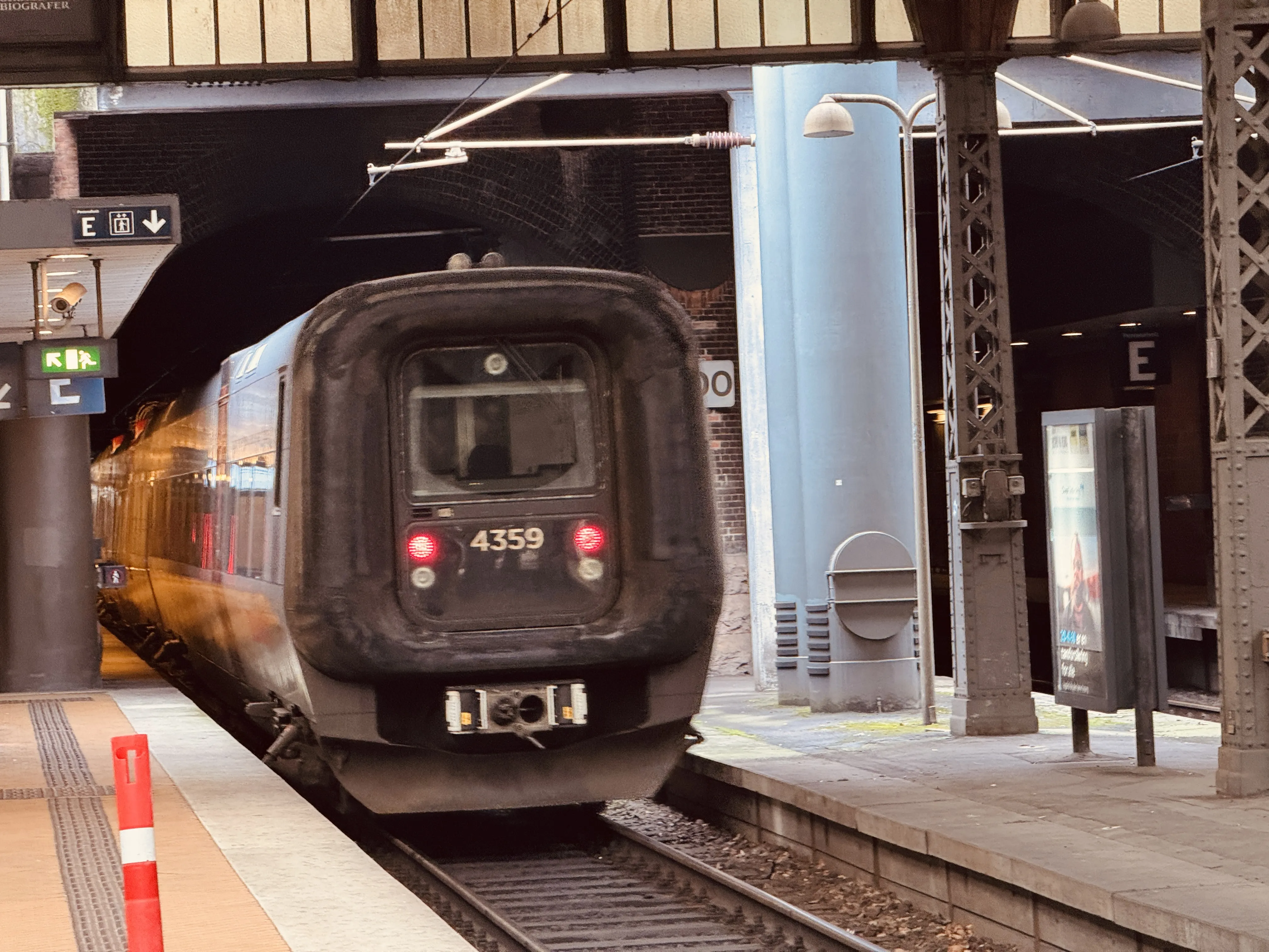 Billede af DSB ET 4359 fotograferet ud for København Hovedbanegård. Billede af DSB ET 4359 fotograferet ud for København Hovedbanegård.