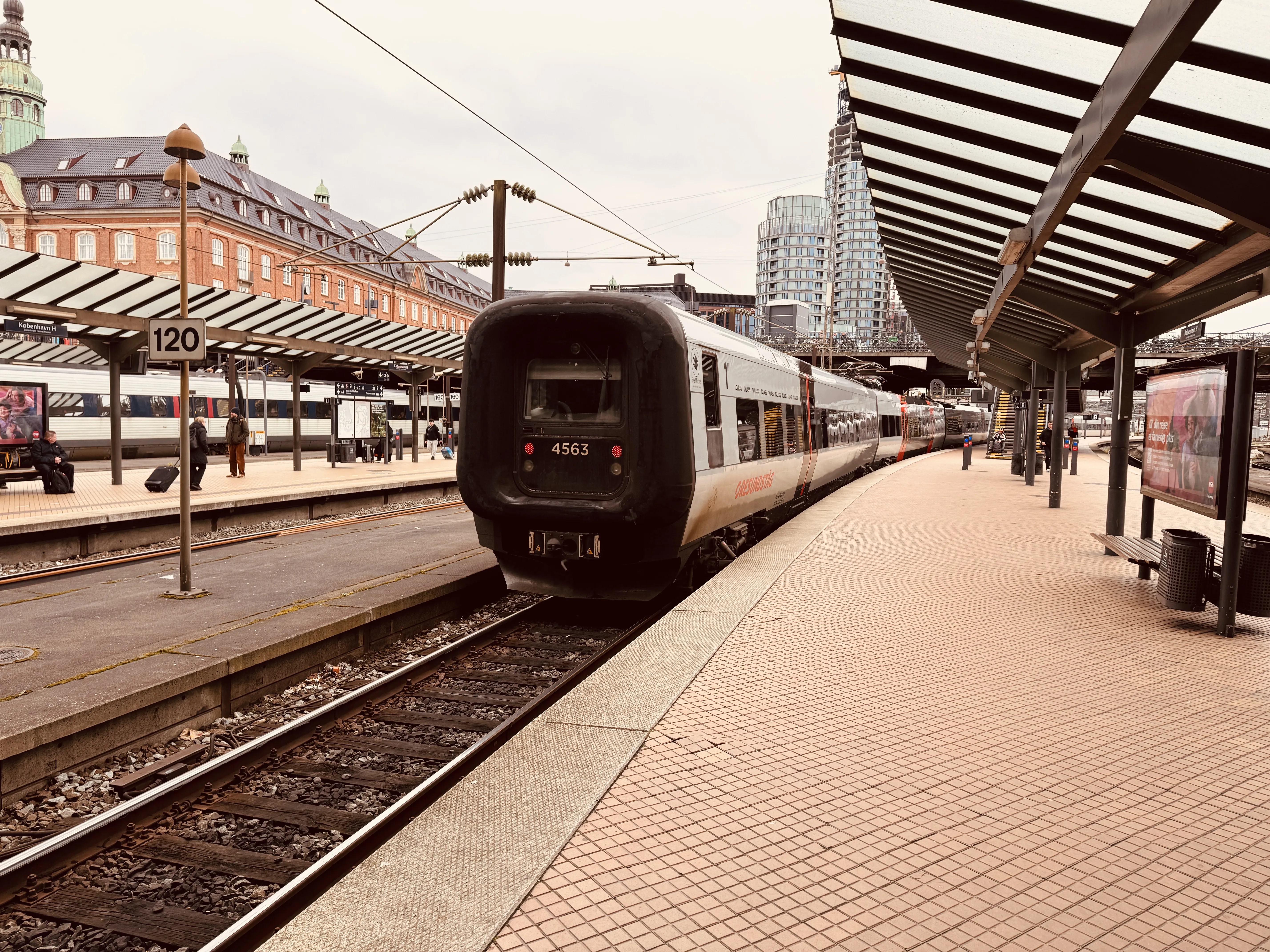 Billede af DSB ET 4363 fotograferet ud for København Hovedbanegård. Billede af DSB ET 4363 fotograferet ud for København Hovedbanegård.