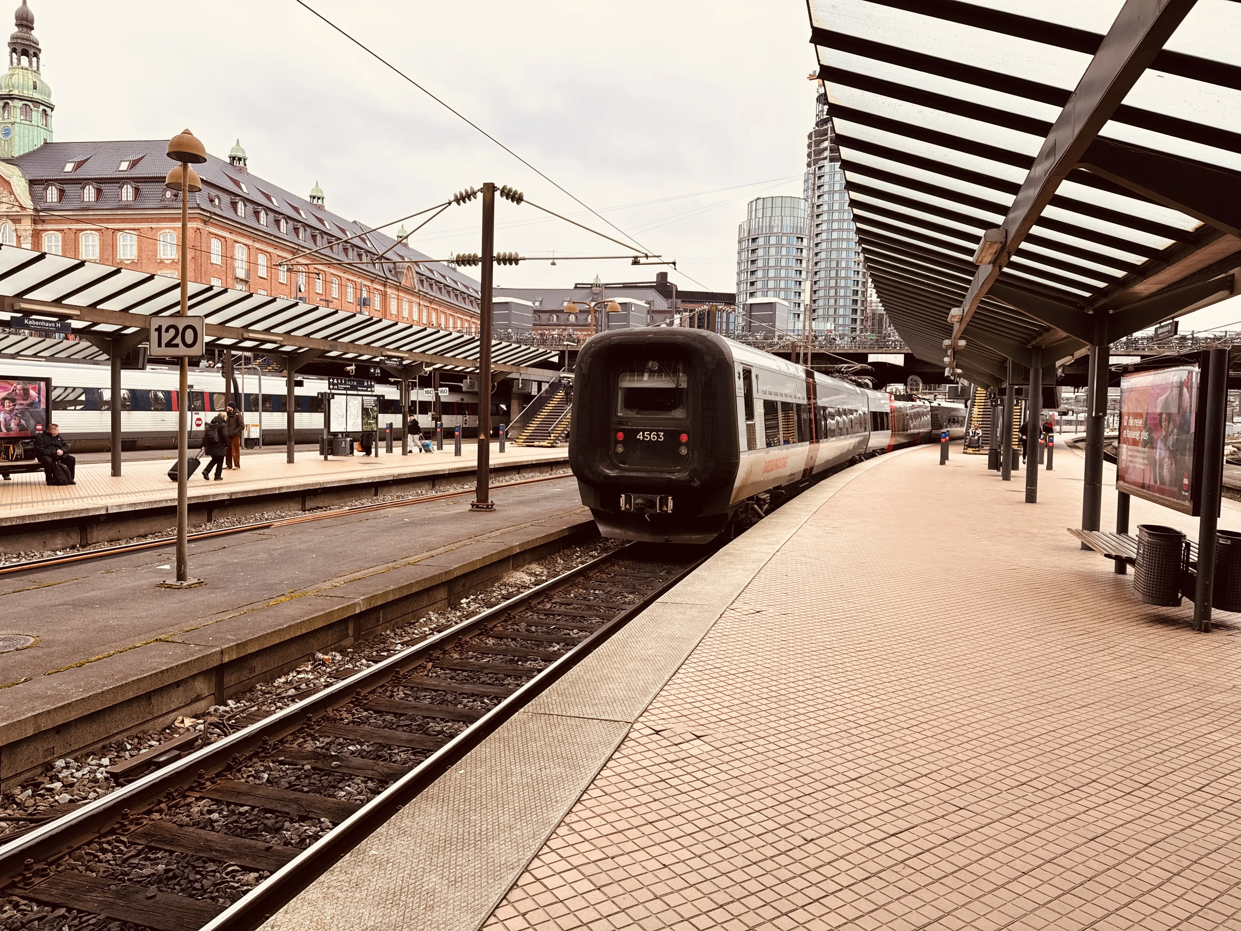 Billede af DSB ET 4363 fotograferet ud for København Hovedbanegård. Billede af DSB ET 4363 fotograferet ud for København Hovedbanegård.