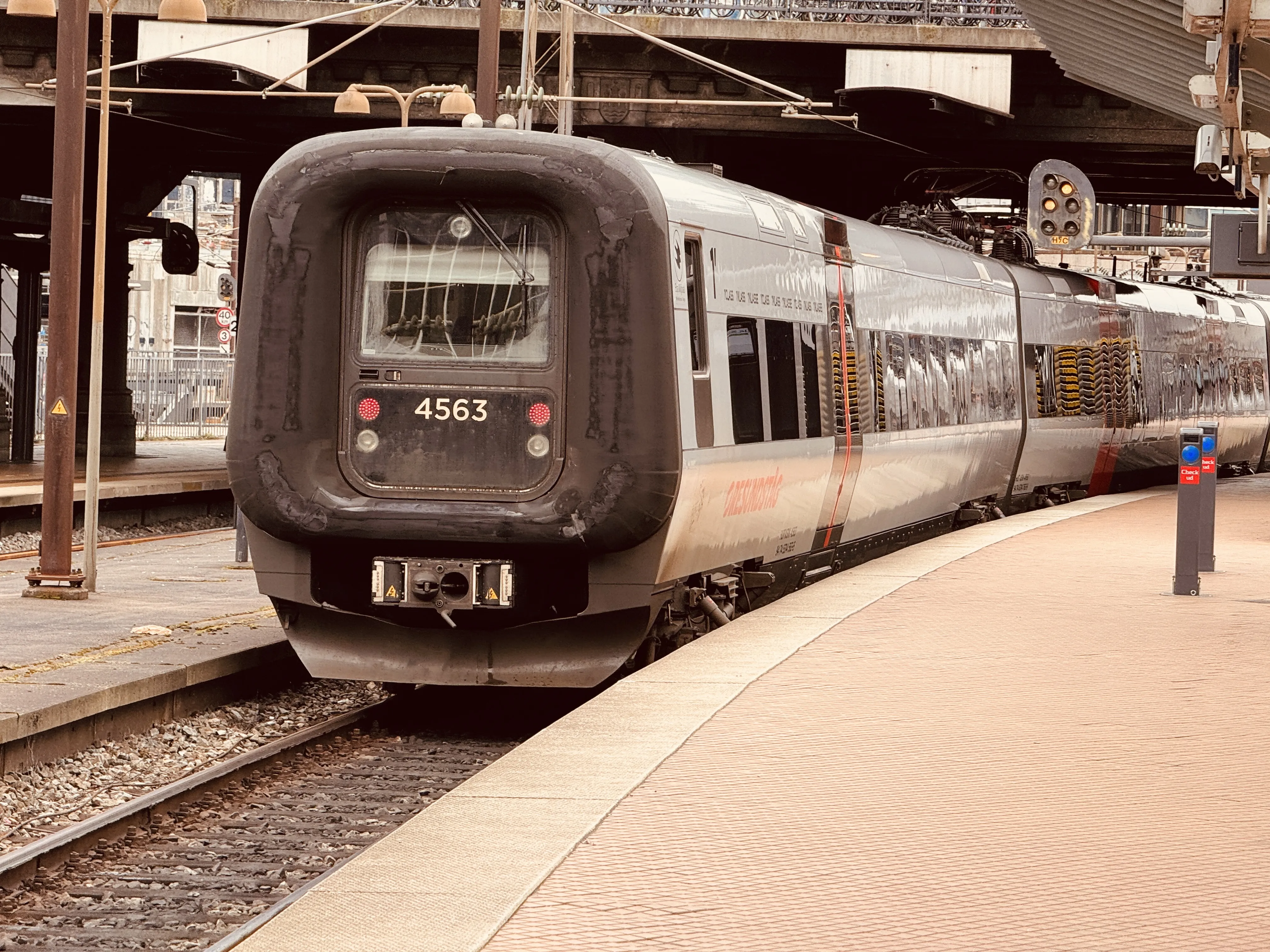 Billede af DSB ET 4363 fotograferet ud for København Hovedbanegård. Billede af DSB ET 4363 fotograferet ud for København Hovedbanegård.